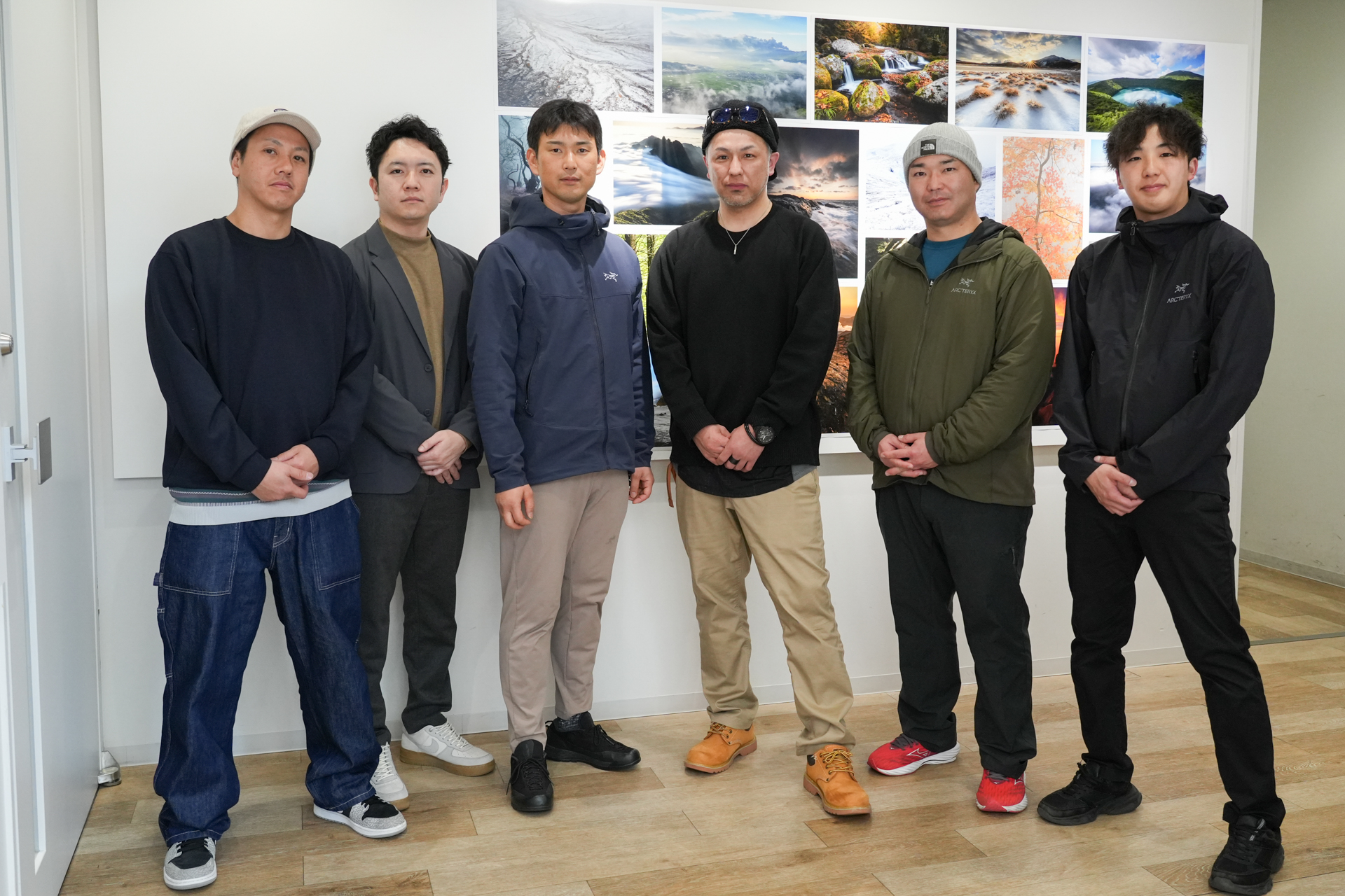 チーム阿蘇のメンバー。メンバーは福岡や佐賀、熊本、鹿児島など様々な場所から参加しているが、迎井さんによると、九州という単位で強い結束があるのだという<br>左から荒崎浩さん（<a href="https://www.instagram.com/oxydol7/">https://www.instagram.com/oxydol7/</a>）<br>山崎和洋さん（<a href="https://www.instagram.com/kazu061010/">https://www.instagram.com/kazu061010/</a>）<br>恒松泰至さん（<a href="https://www.instagram.com/taishi_tunematu/">https://www.instagram.com/taishi_tunematu/</a>）<br>迎井貴治さん（<a href="https://www.instagram.com/mukaiphotography/">https://www.instagram.com/mukaiphotography/</a>）<br>森光秀さん（<a href="https://www.instagram.com/mikkun_m/">https://www.instagram.com/mikkun_m/</a>）<br>佐々木和一朗さん（<a href="https://www.instagram.com/w_s_photo/">https://www.instagram.com/w_s_photo/</a>）