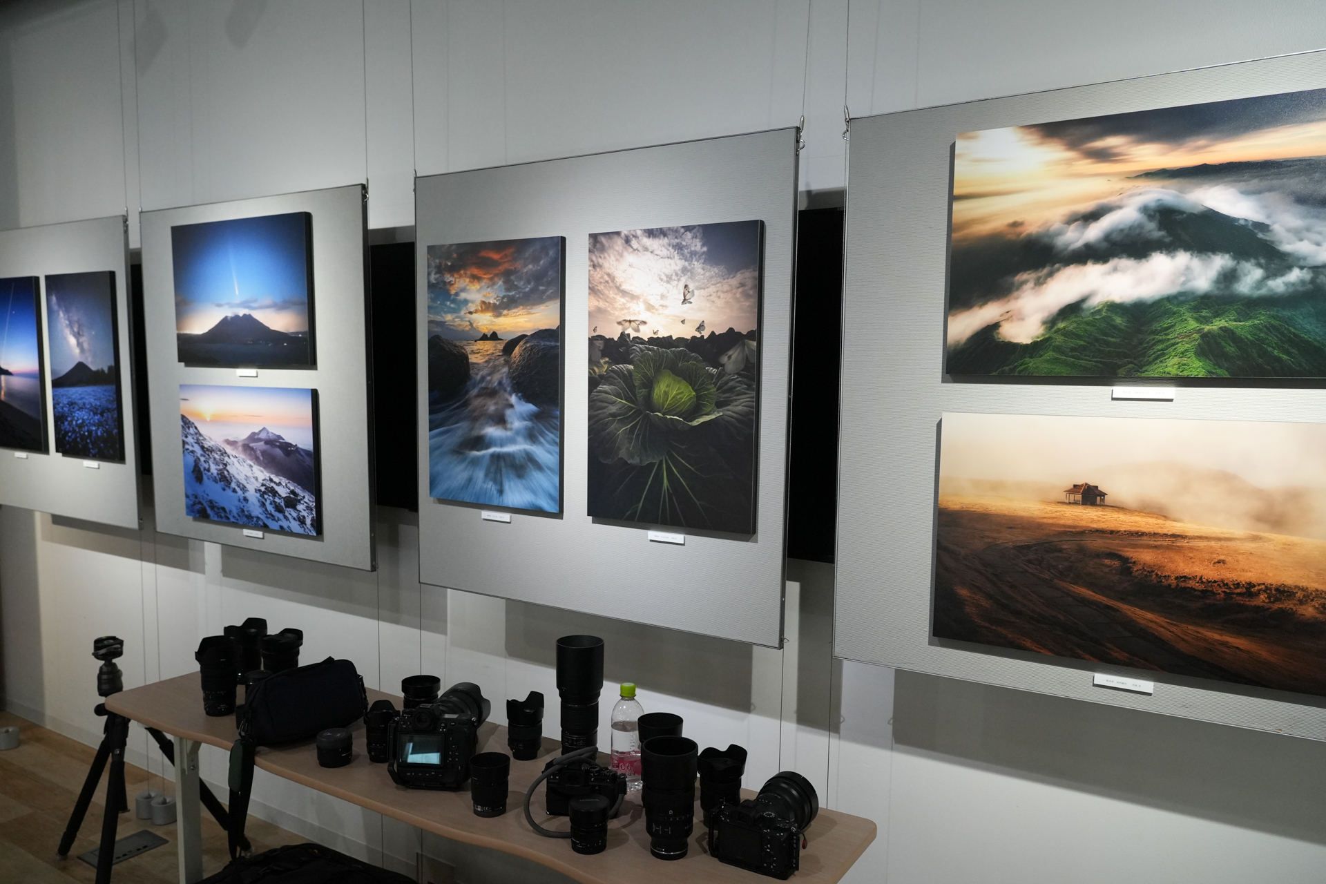 写真展会場。開場時間になるとじきに、まさか写真展とは思えないほどの賑わいとなった。まるでパーティでもやっているかのような盛り上がり方で写真家と来場者が交流していた