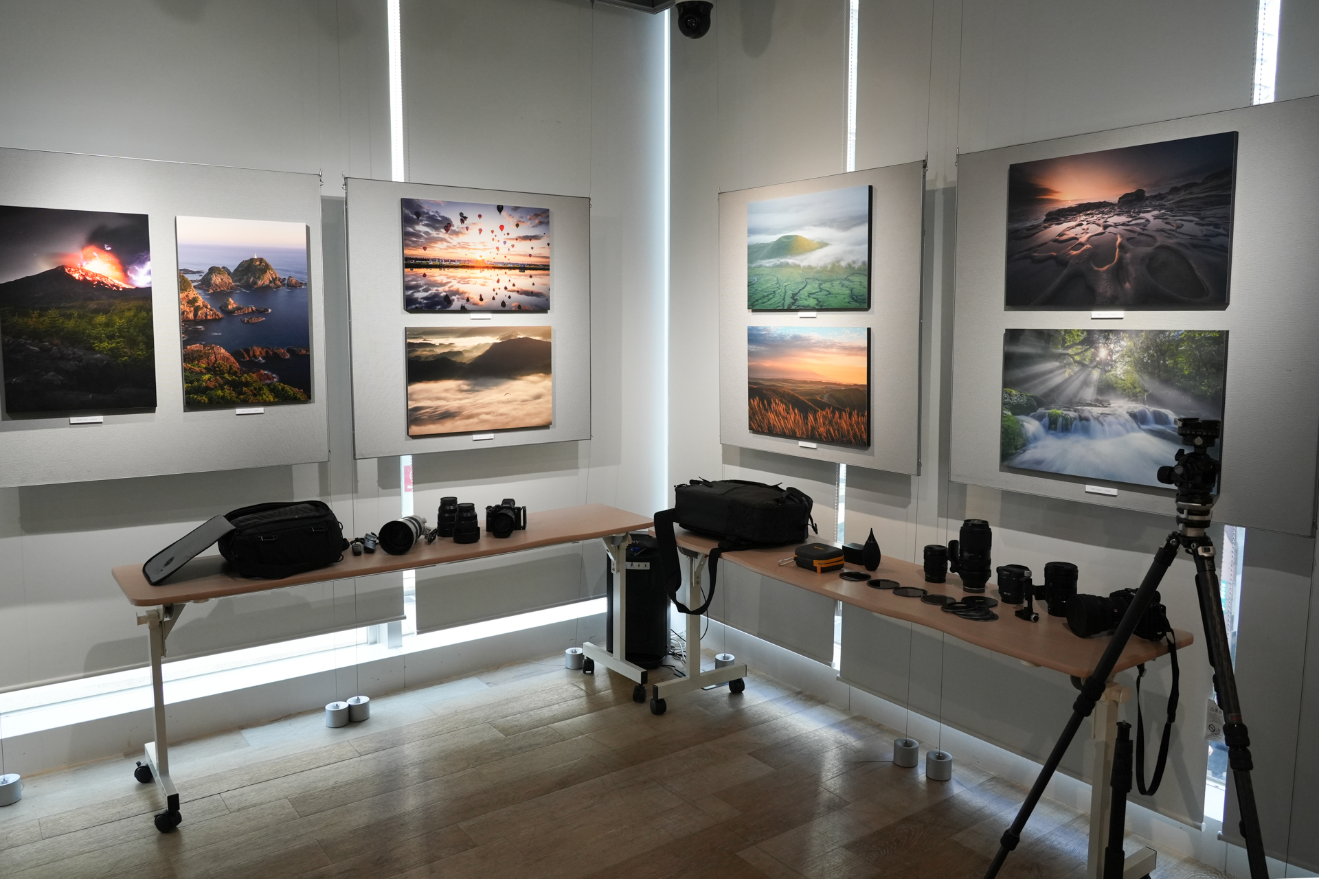 会場には作品と一緒に使用機材も展示していた。驚いたのは、堂々と他メーカーのカメラが並んでいたところ。“ソニー縛り”としないのは増井店長の方針とのことだが、こうした寛容さがクリエイターの活動に幅を持たせてくれるのだろうと感じた