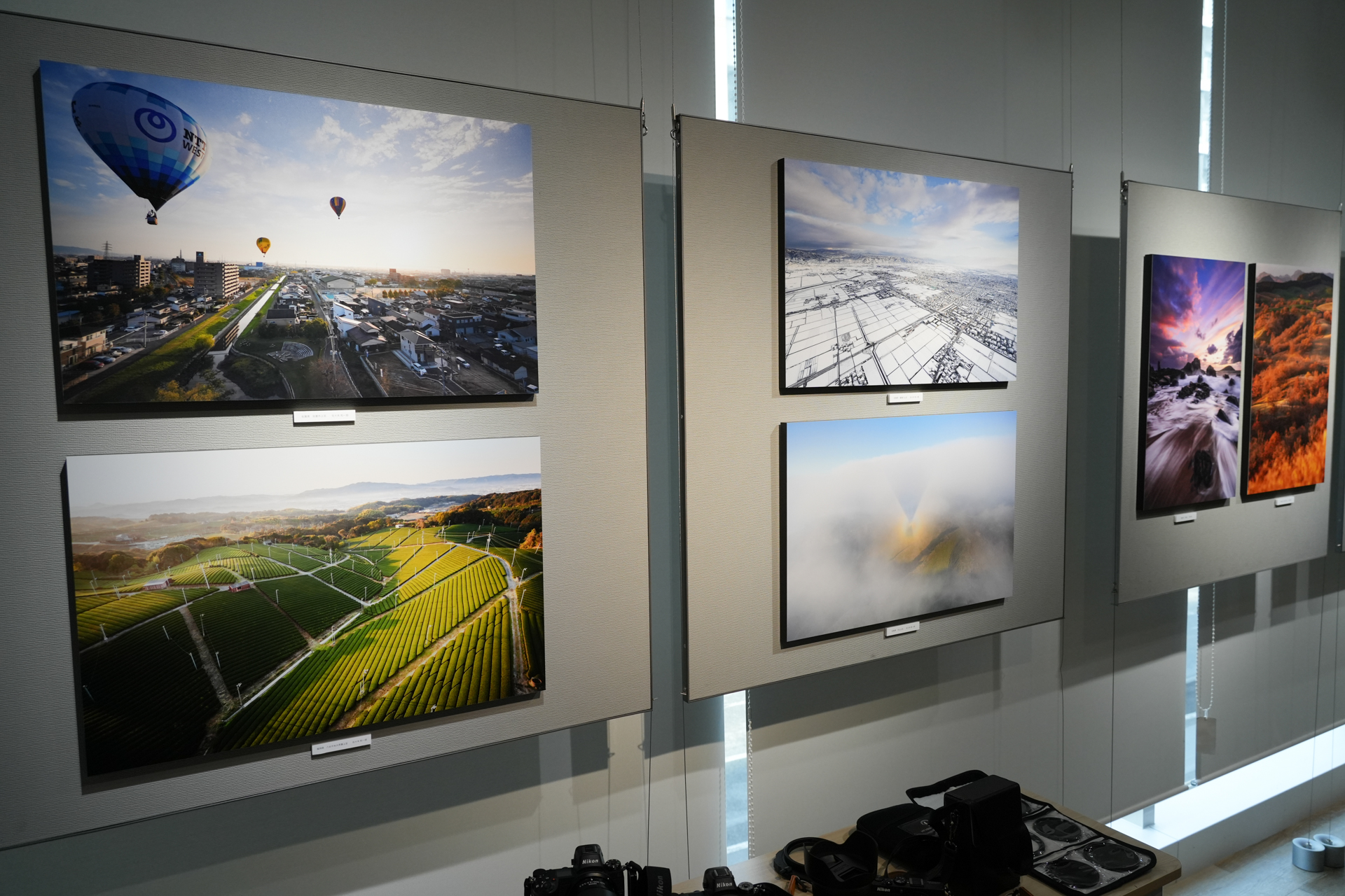 立地の良さも手伝い、写真展には飛び込みで訪れる来客も多いという。トークショーも外から見える場所で行っているため、何をやっているのかと気になり参加してくれる人も多いのだとか