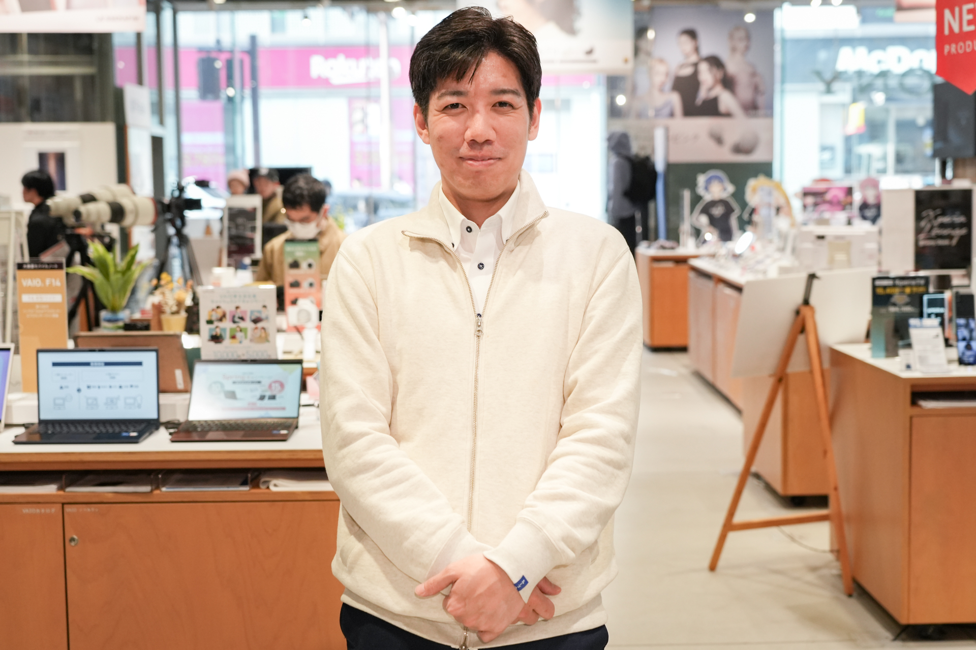ソニーストア 福岡天神の増井豊店長。他店舗でも勤務経験のある増井店長は「福岡は地域のつながりが強い街です」と、福岡という場所の特徴を教えてくれた