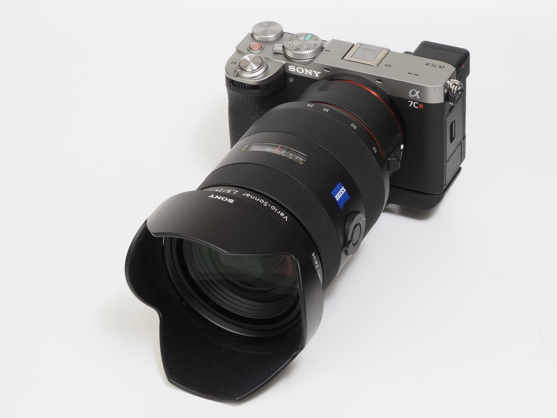 α7CRに装着します。もちろんバランスは悪いですが、見る角度によっては従来のカメラのフォルムを超えていて、よいと思うわけです。街では鏡胴を掴んで歩きまわります。手首が鍛えられますね。