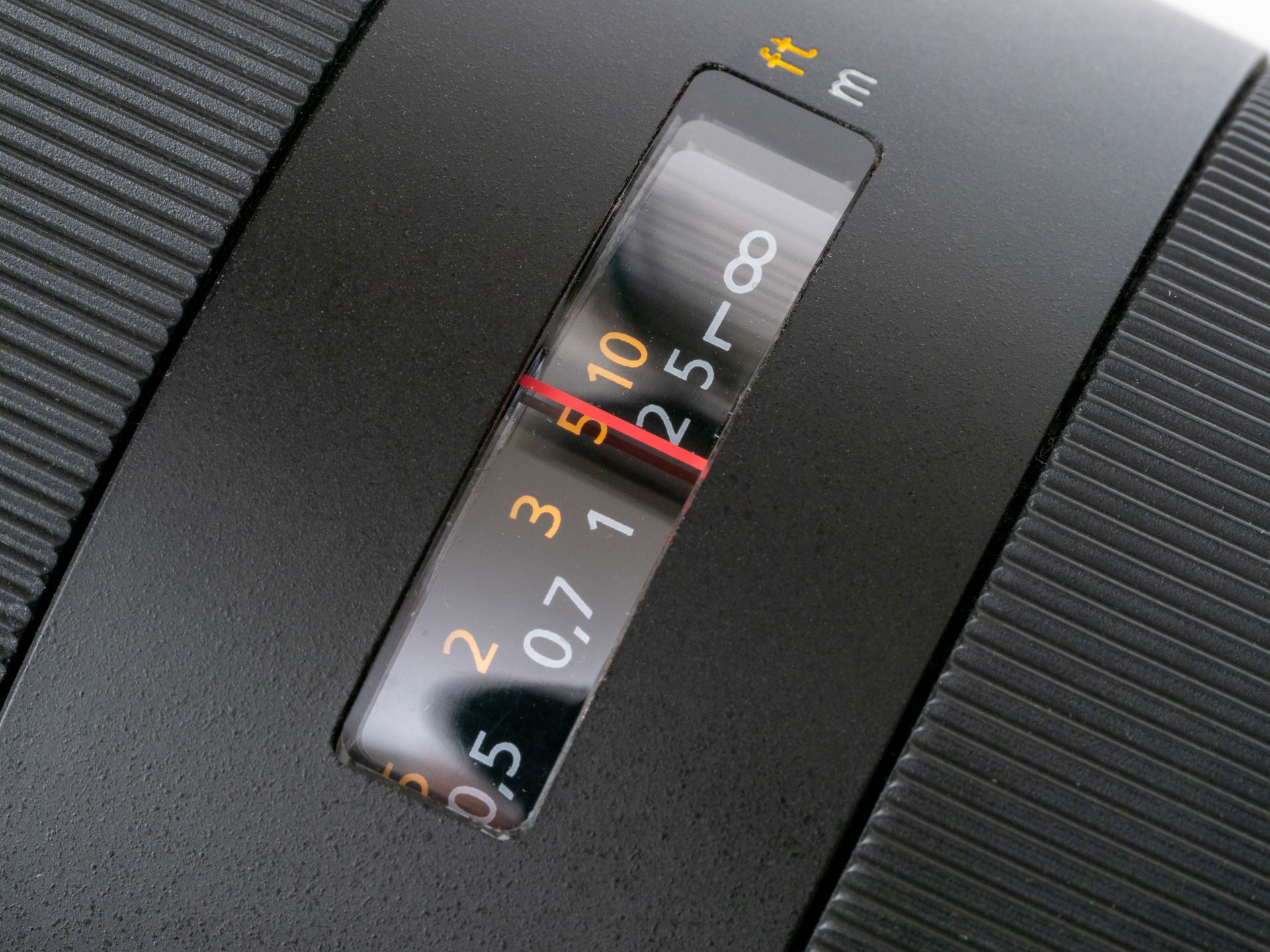 小窓から距離指標が見えるのは品格があって好きなのですが、昨今のミラーレス交換レンズにはありませんねえ。