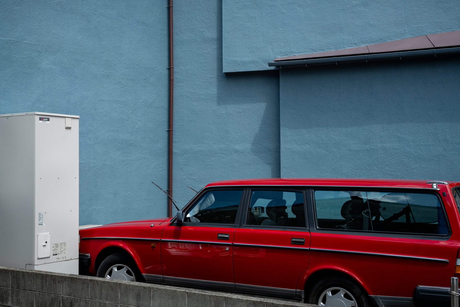 かつて乗っていた同じクルマをみつけてしまい、超絶忙しかった頃の自分を思い出し、遠い目になってしまいました。ヌケの良い名調子であります。<span class="fnt-85">ソニー α7CR／Vario-Sonnar T＊ 24-70mm F2.8 ZA SSM／50mm／絞り優先AE（1/800秒、F8.0、−0.7EV）／ISO 400</span>