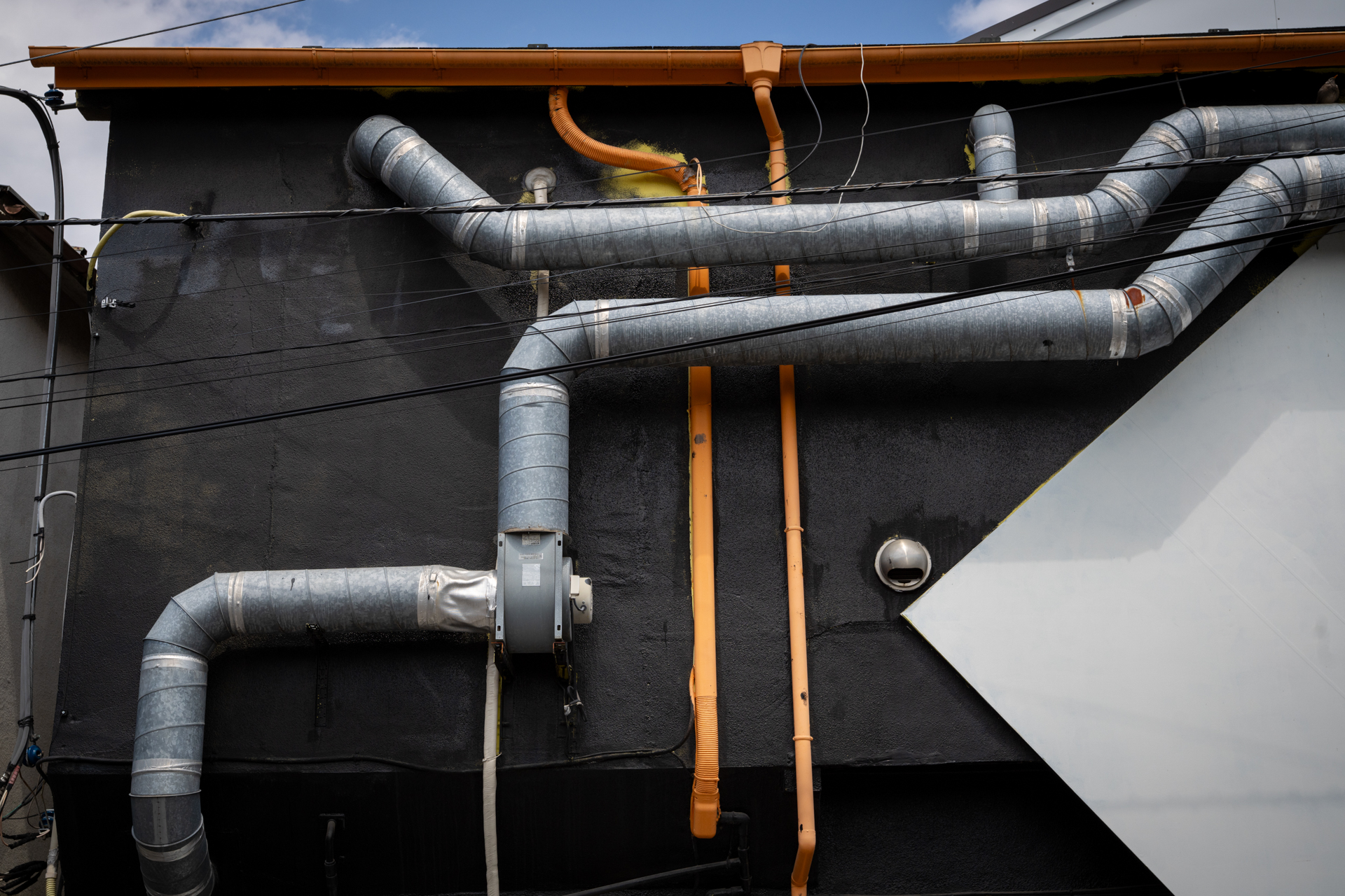 立派な配管は撮っておかねばなりません。レイアウトが巧みです。たぶん焼肉屋さんの裏手だと思います。<span class="fnt-85">ソニー α7CR／Vario-Sonnar T＊ 24-70mm F2.8 ZA SSM／50mm／絞り優先AE（1/1,000秒、F8.0、−0.7EV）／ISO 400</span>