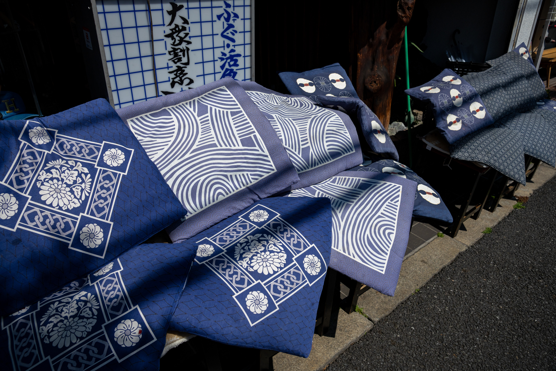 晴れた日に座布団を天日干しする良い居酒屋さんですね。これもパースペクティブを効かせています。<span class="fnt-85">ソニー α7CR／Vario-Sonnar T＊ 24-70mm F2.8 ZA SSM／24mm／絞り優先AE（1/4,000秒、F8.0、−0.7EV）／ISO 400</span>