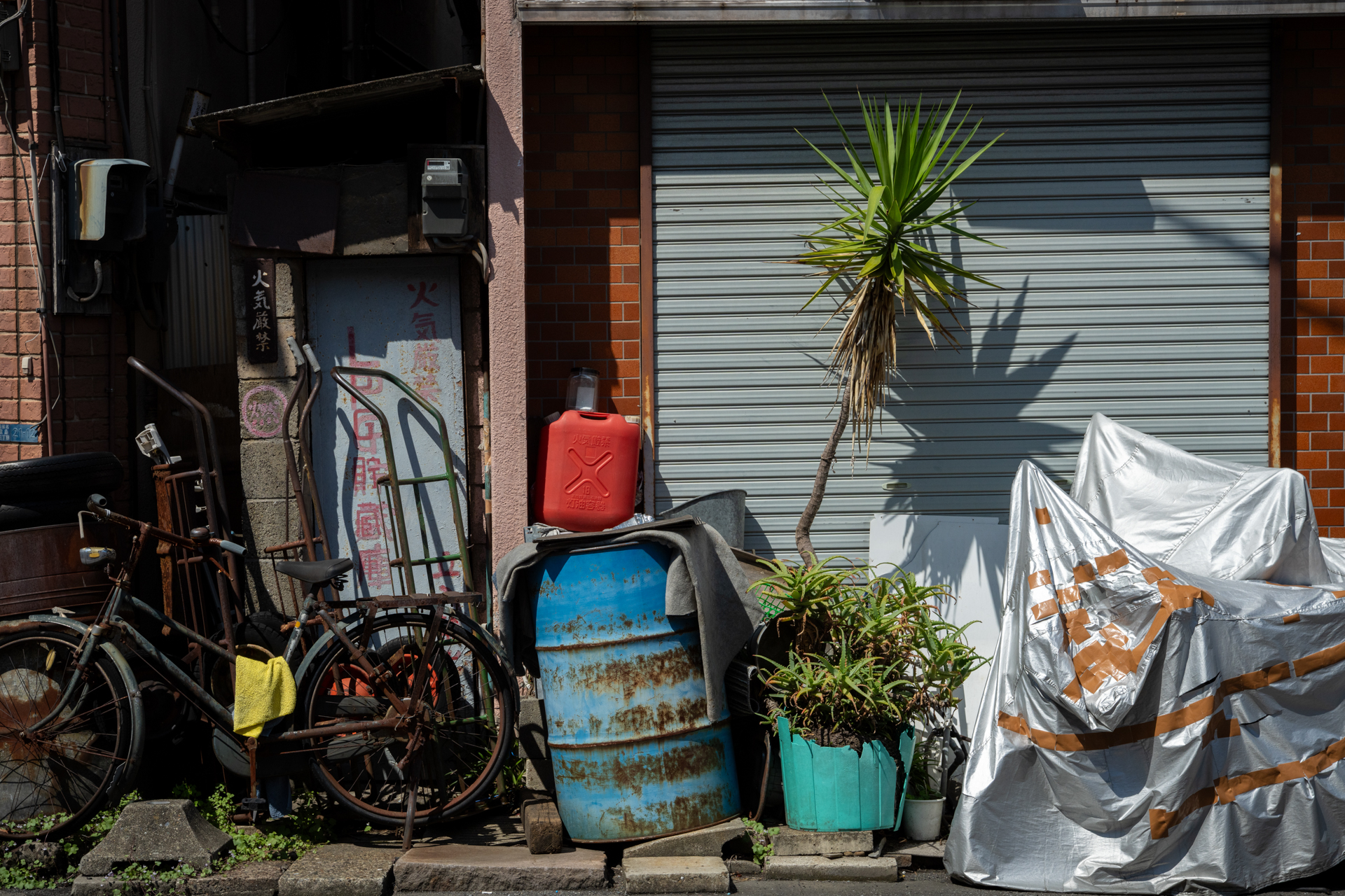 散らかっているようでいて、モノの置き方に独自の美学を感じます。こういう被写体はなるべく緻密に撮りたいので絞り込みます。<span class="fnt-85">ソニー α7CR／Vario-Sonnar T＊ 24-70mm F2.8 ZA SSM／55mm／絞り優先AE（1/1,250秒、F10、−0.7EV）／ISO 400</span>