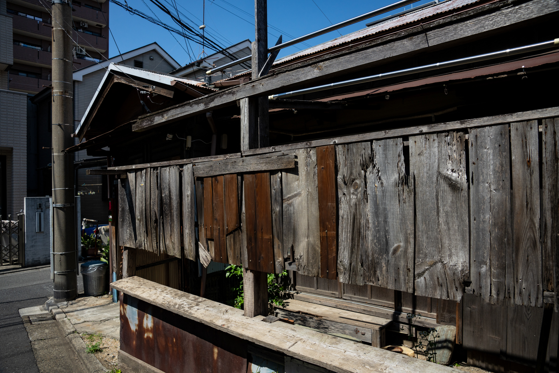 「板塀を持って帰ることはできないから撮る」という土門拳の話を読んだことがありますが、持って帰りたくないけど撮りたくなり。素晴らしいシャープネスです。<span class="fnt-85">ソニー α7CR／Vario-Sonnar T＊ 24-70mm F2.8 ZA SSM／24mm／絞り優先AE（1/1,600秒、F8.0、−1.3EV）／ISO 400</span>