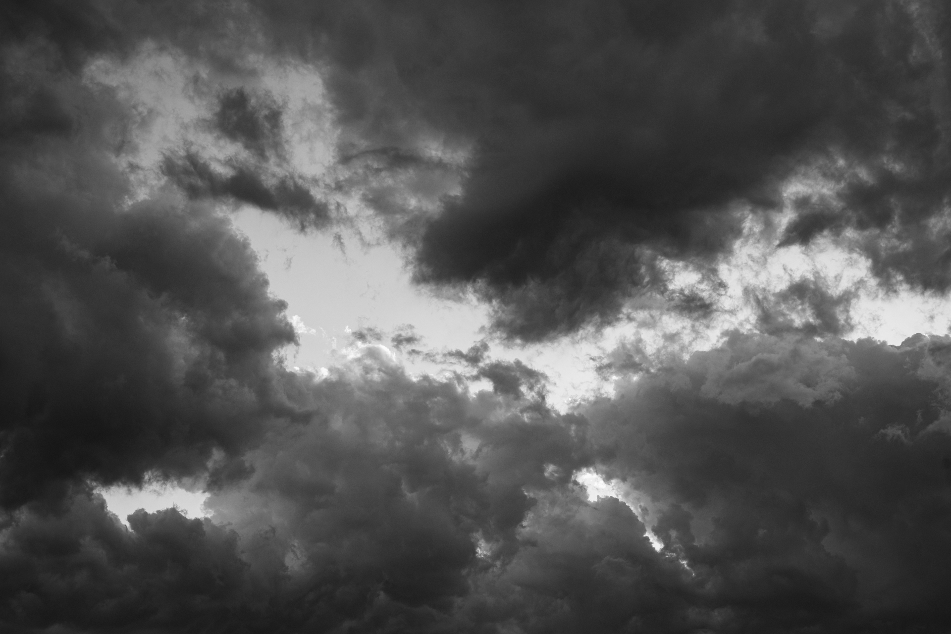 春でも夏空みたいな空になることが多くなり。地上の風景を入れないと、妙な浮遊感あり。モノクロ化してみました。<span class="fnt-85">ソニー α7CR／Vario-Sonnar T＊ 24-70mm F2.8 ZA SSM／50mm／絞り優先AE（1/320秒、F8.0、±0.0EV）／ISO 400</span>