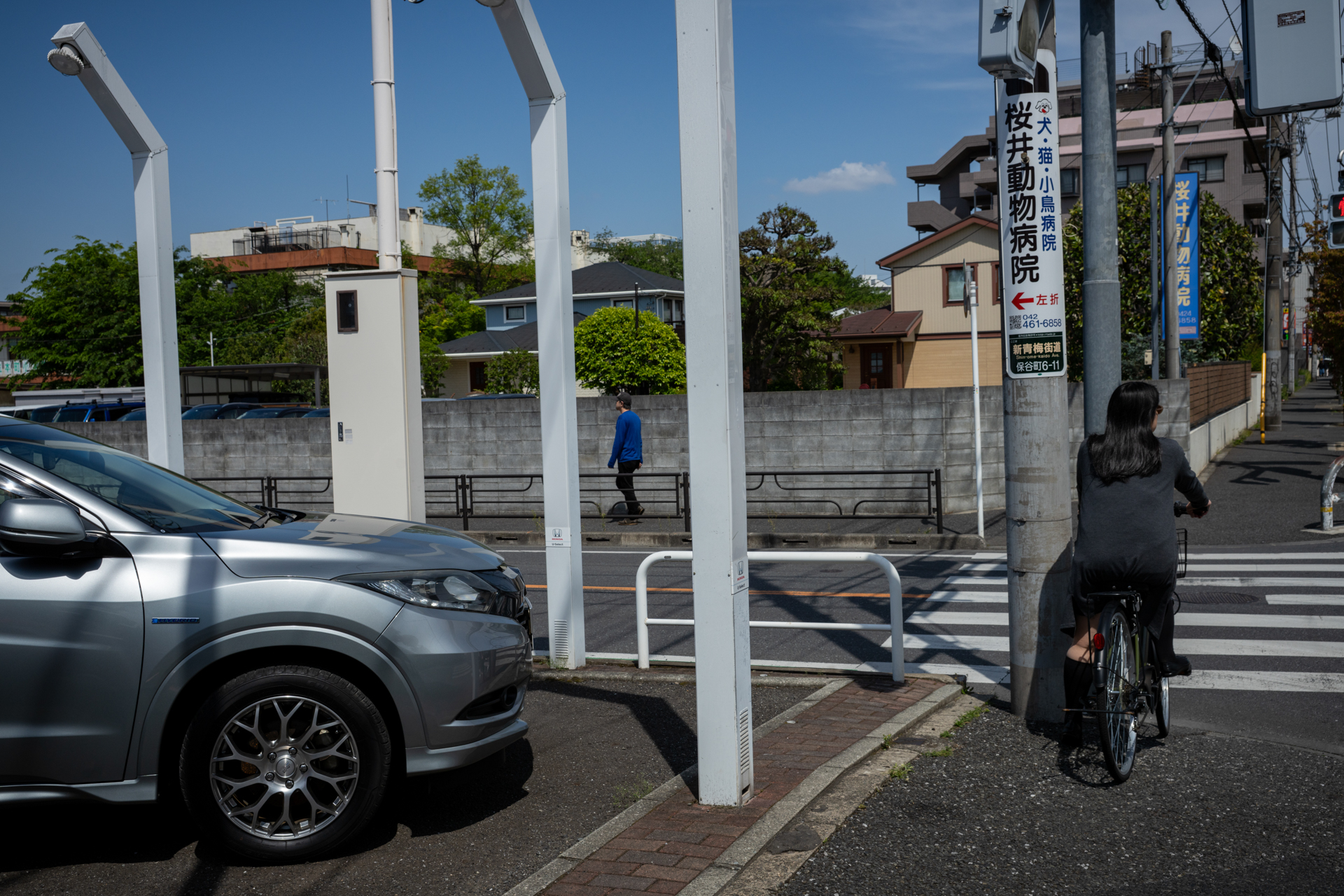 歪曲収差がきっちり補正されているレンズですとまっすぐな柱とか電柱とかを入れ込んだ構成写真が撮りたくなります。<span class="fnt-85">ソニー α7CR／Vario-Sonnar T＊ 24-70mm F2.8 ZA SSM／35mm／絞り優先AE（1/1,000秒、F10、−0.7EV）／ISO 200</span>