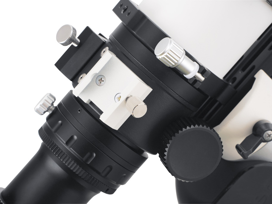 標準装備のファインダー脚台座に加えて、別売のアリミゾ式台座も装着可能