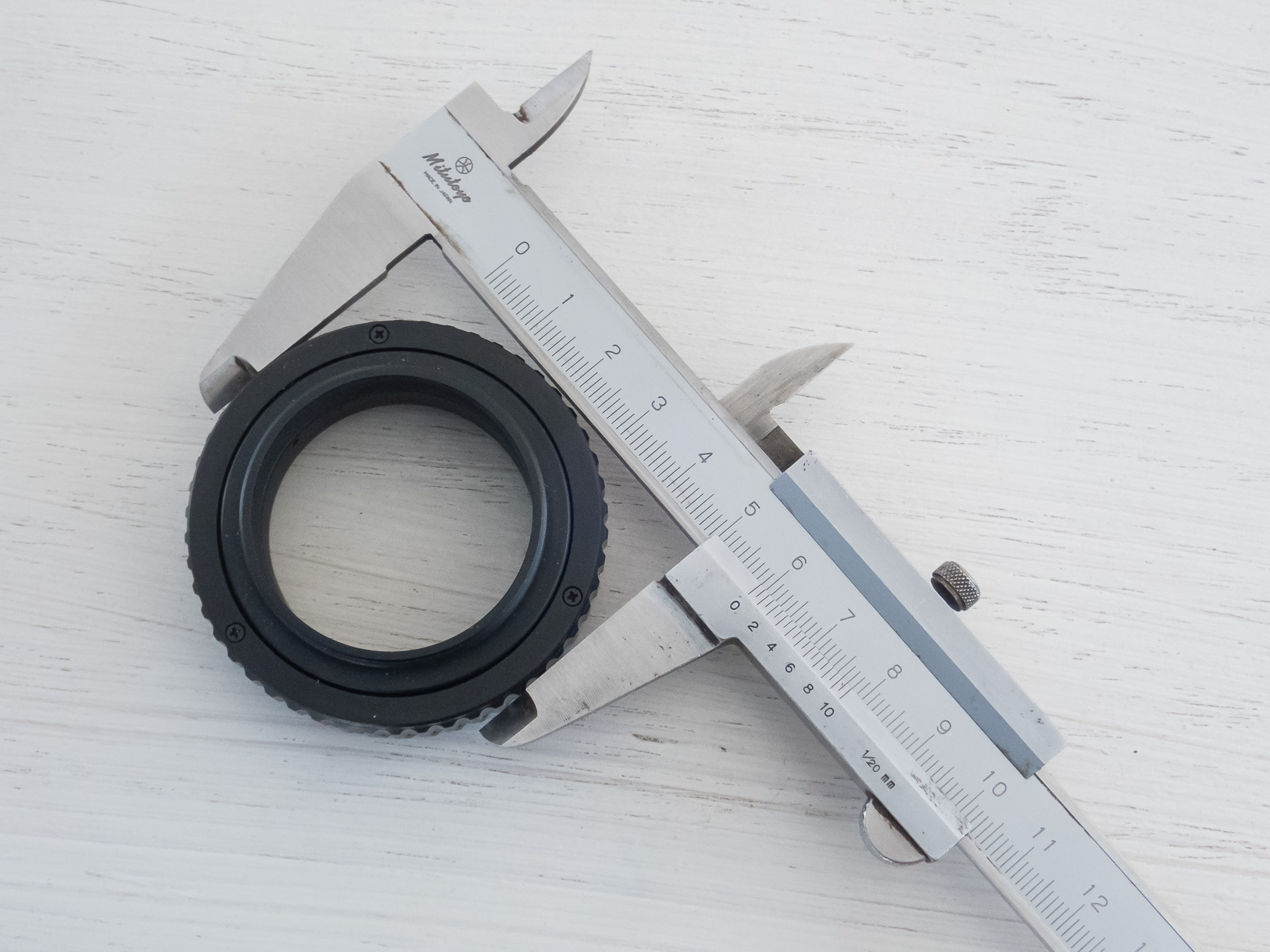 こんなふうに使います。円形のものの直径を簡単に測れます