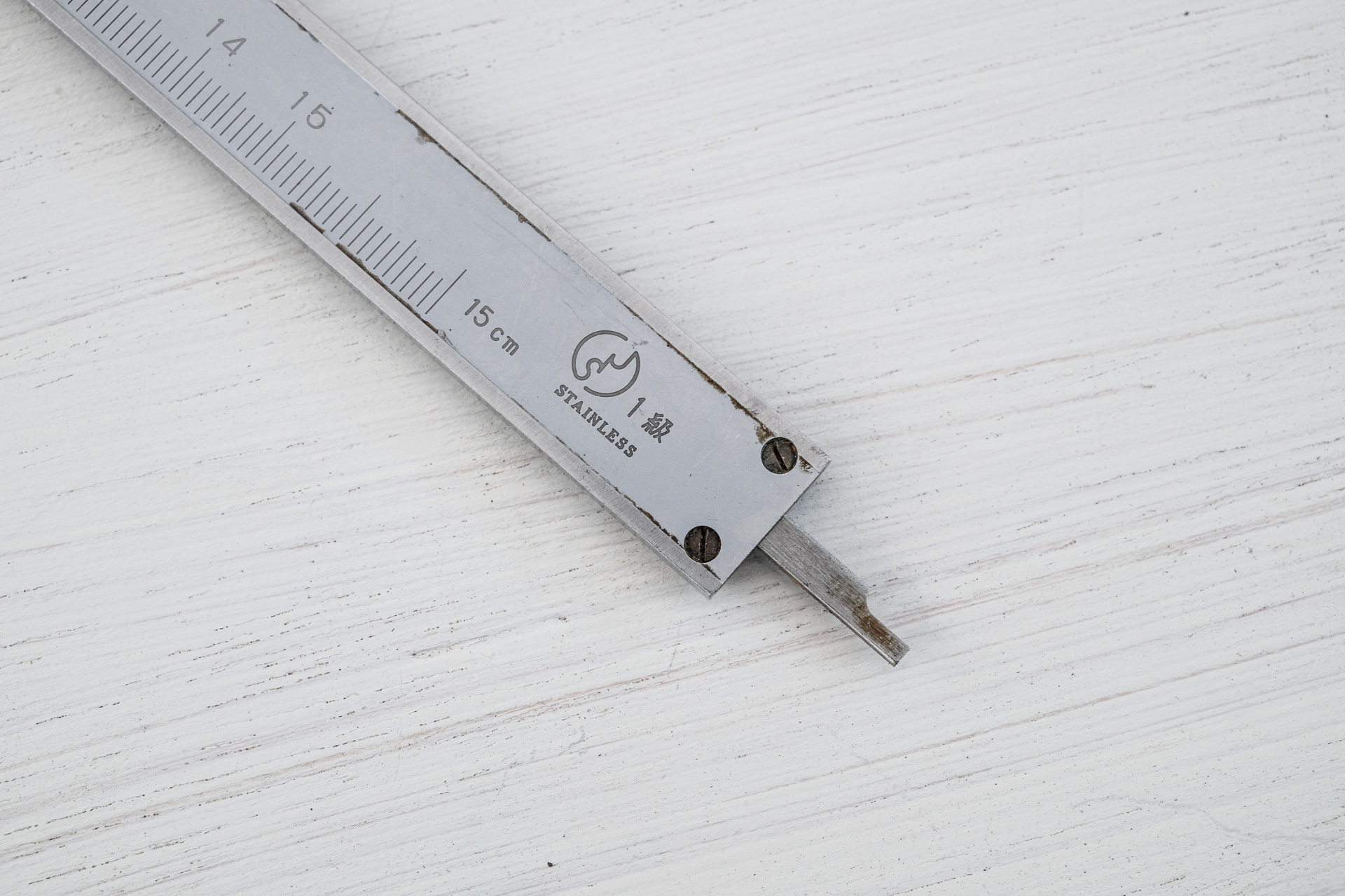 JISマークも古いものですね。下に突き出しているのが深さを測る部分です