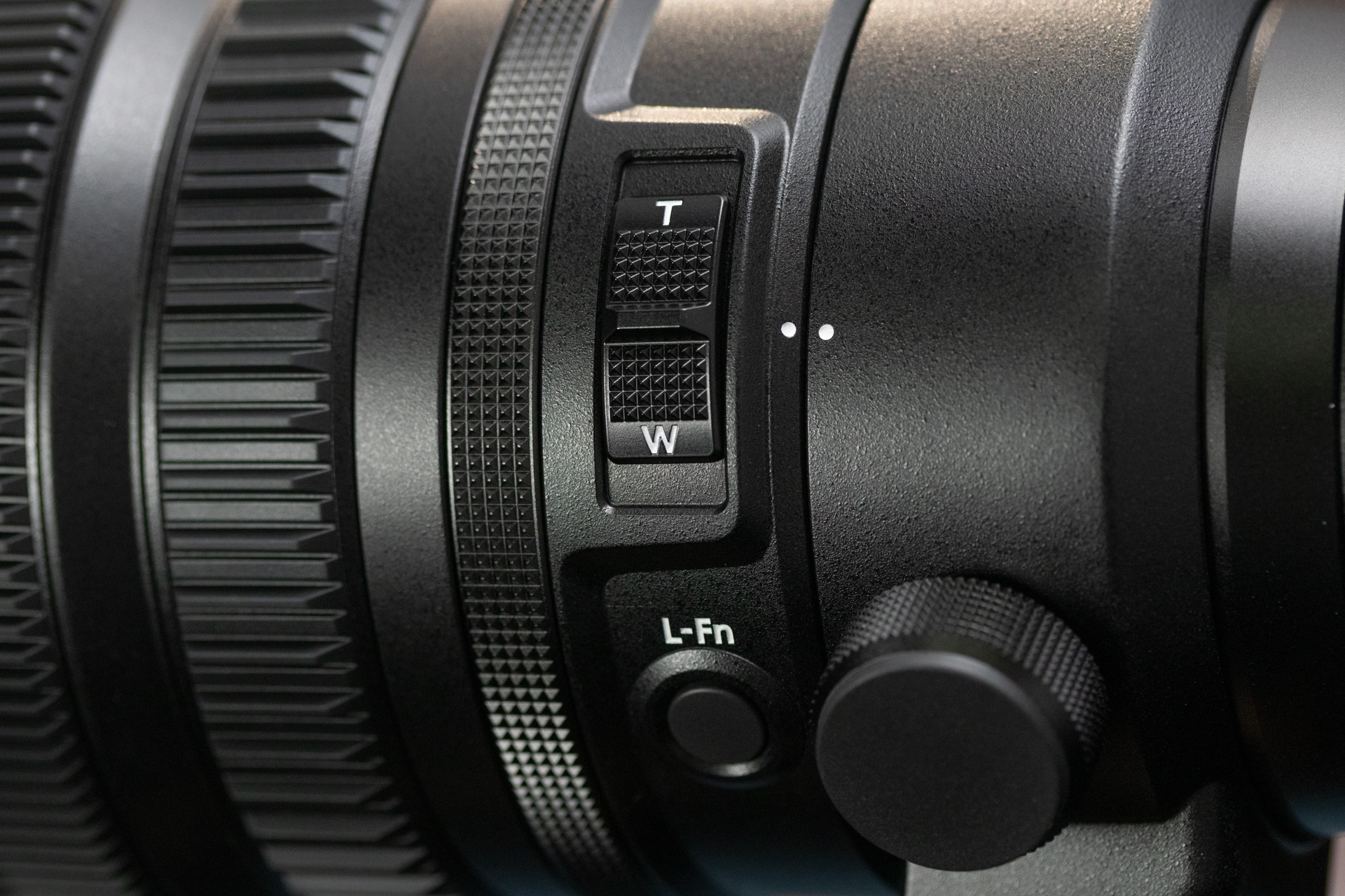 ズームレバー。下にL-Fnボタンが見える