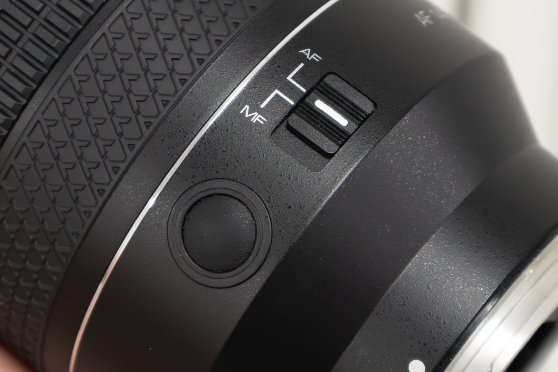 AF/MFモードスイッチとカスタムボタン