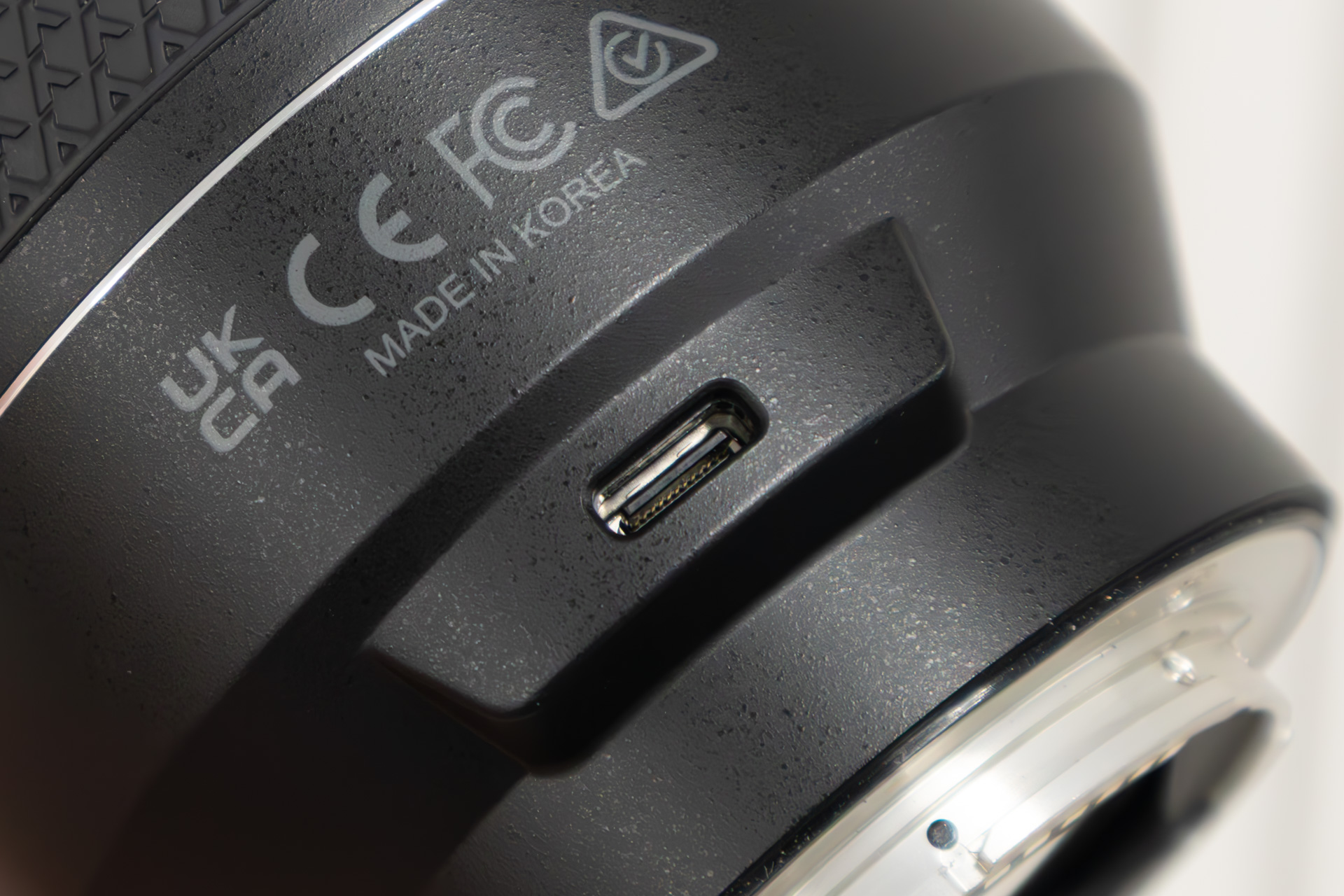 USB Type-C端子を装備する