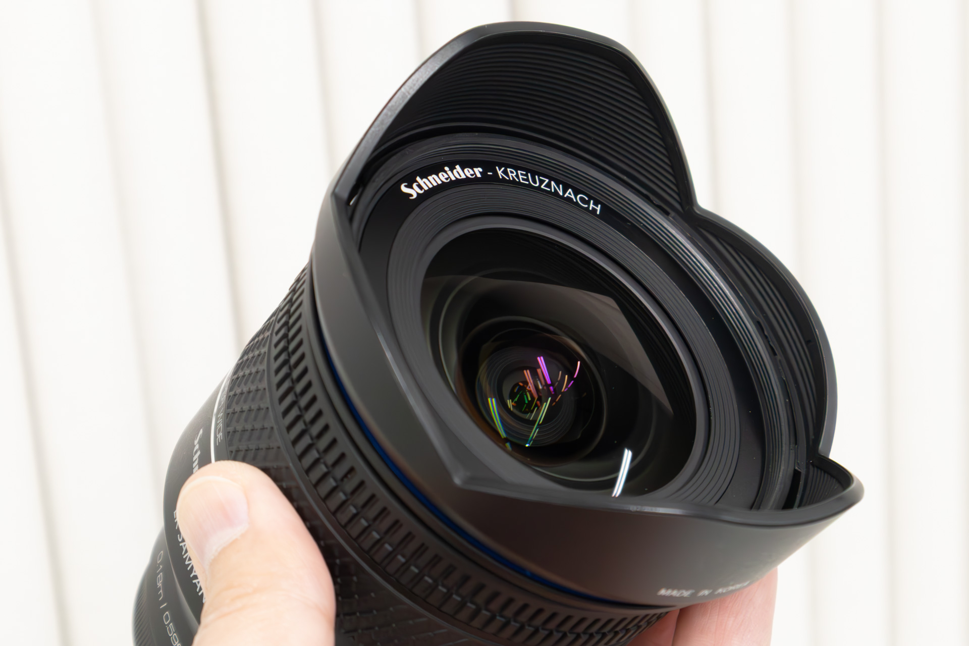 付属のフードを装着したところ