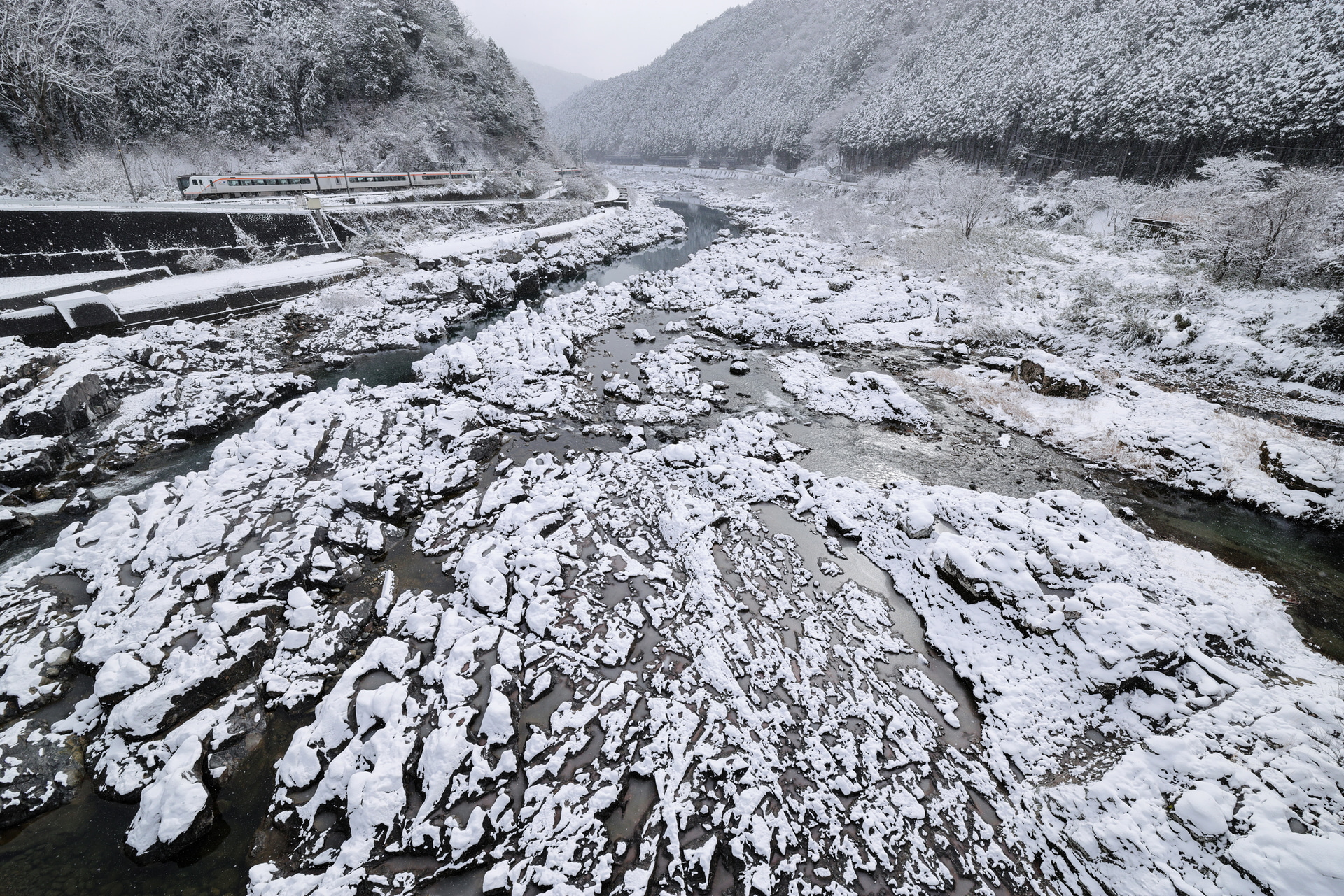 <span class="fnt-85">キヤノン EOS R5 Mark II／15mm／マニュアル露出（F10、1/1,000秒）／ISO 1600／WB：太陽光</span>