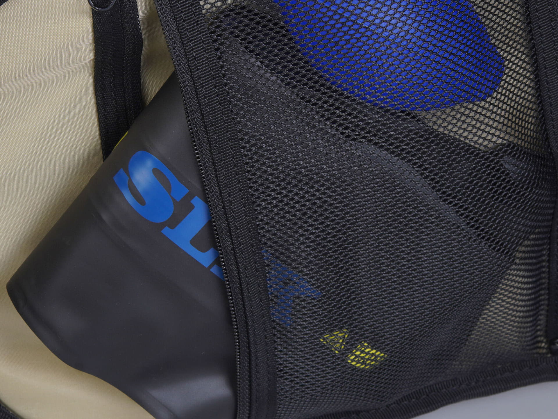 小さく折りたたんで持ち運べる