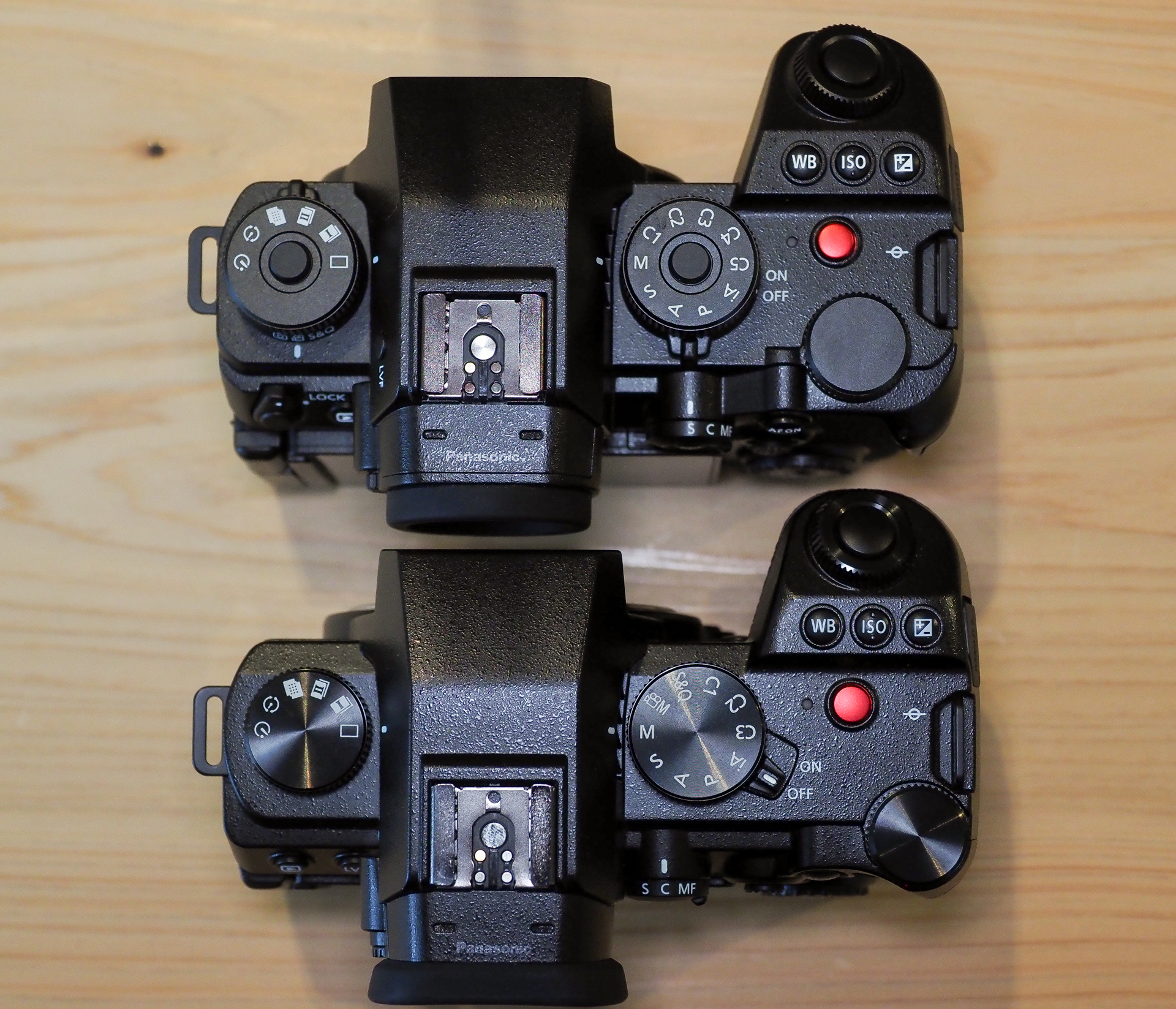 LUMIX S1II（上）とLUMIX S5II（下）