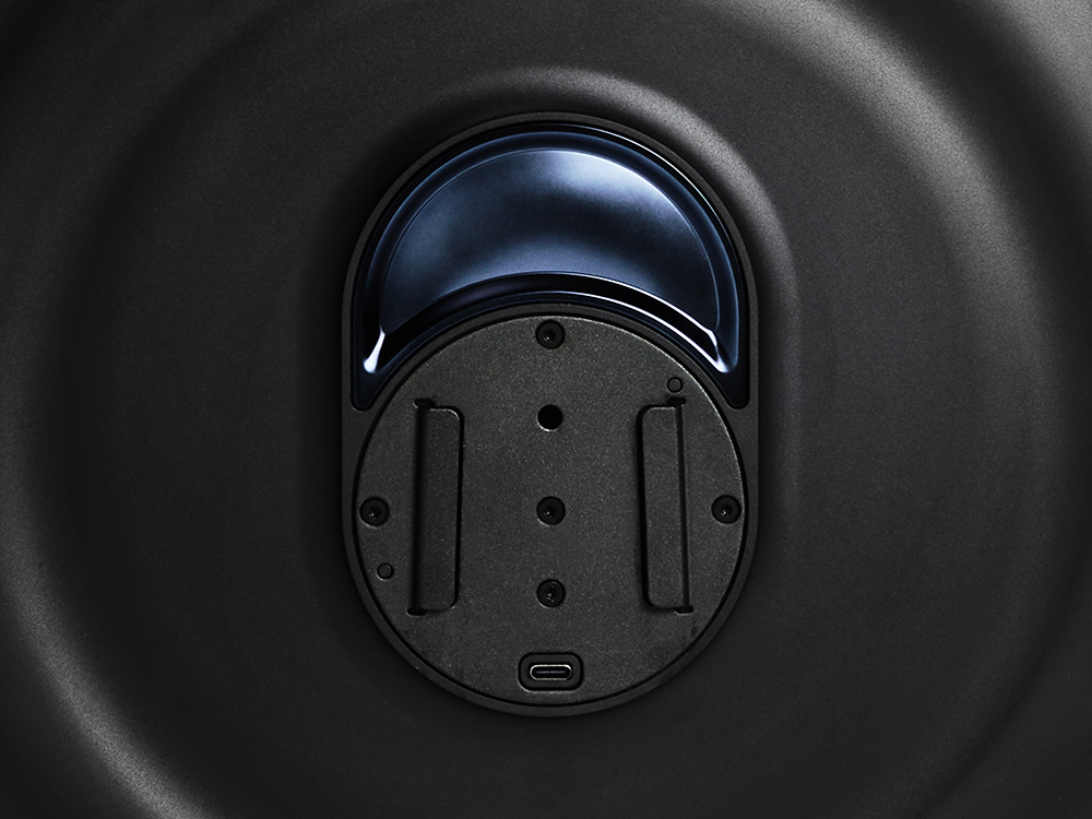 背面には「amaran Verge Lockマウントシステム」と給電用のUSB Type-Cを備える