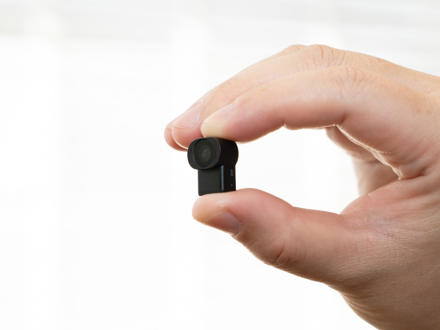 XREAL Eye自体はつまめる大きさのカメラデバイス