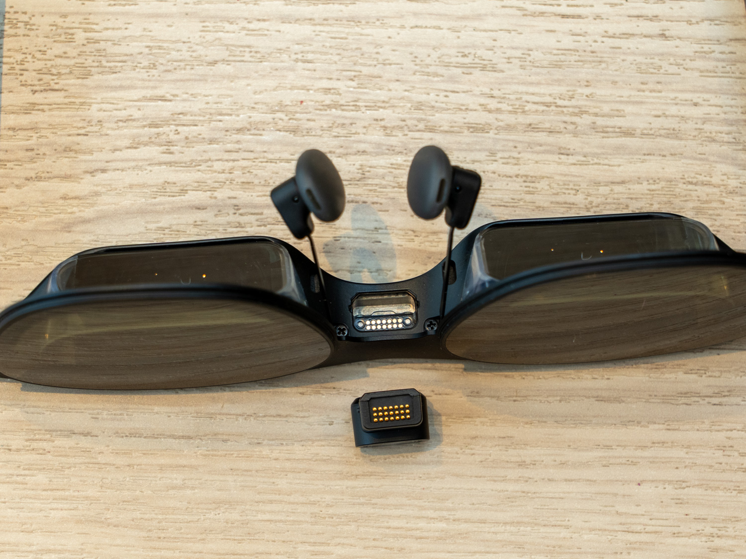 グラスのブリッジ部分にある端子に接続して使う