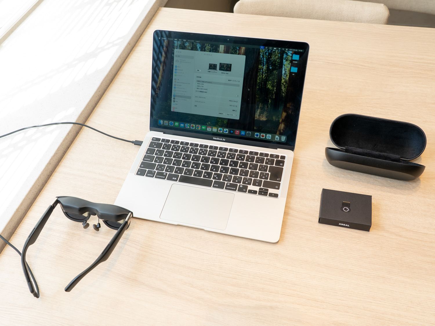 MacBook Airと接続した例。アクティブウィンドウの内容がARグラス内に表示される