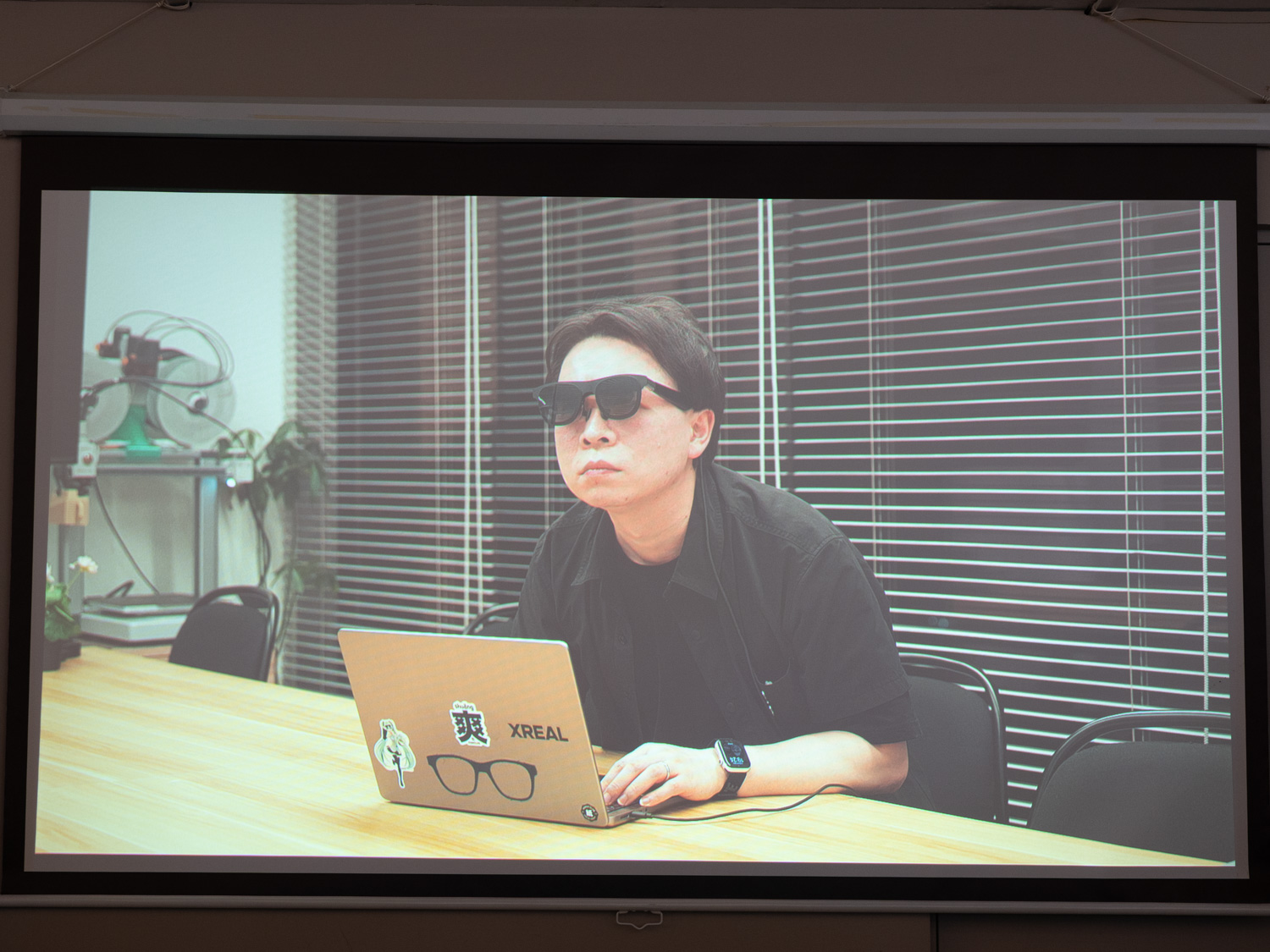 仮想の拡張ディスプレイ用途などを提案