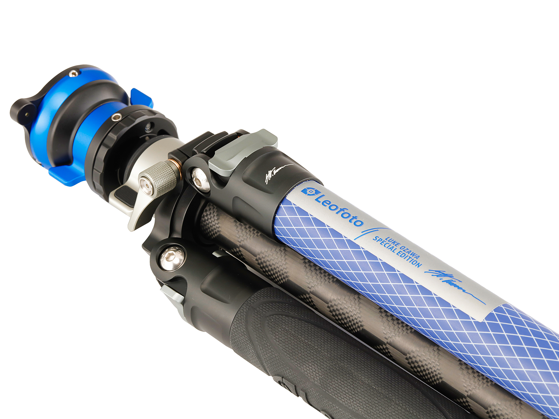 三脚の根元に直筆サインが刻印されている