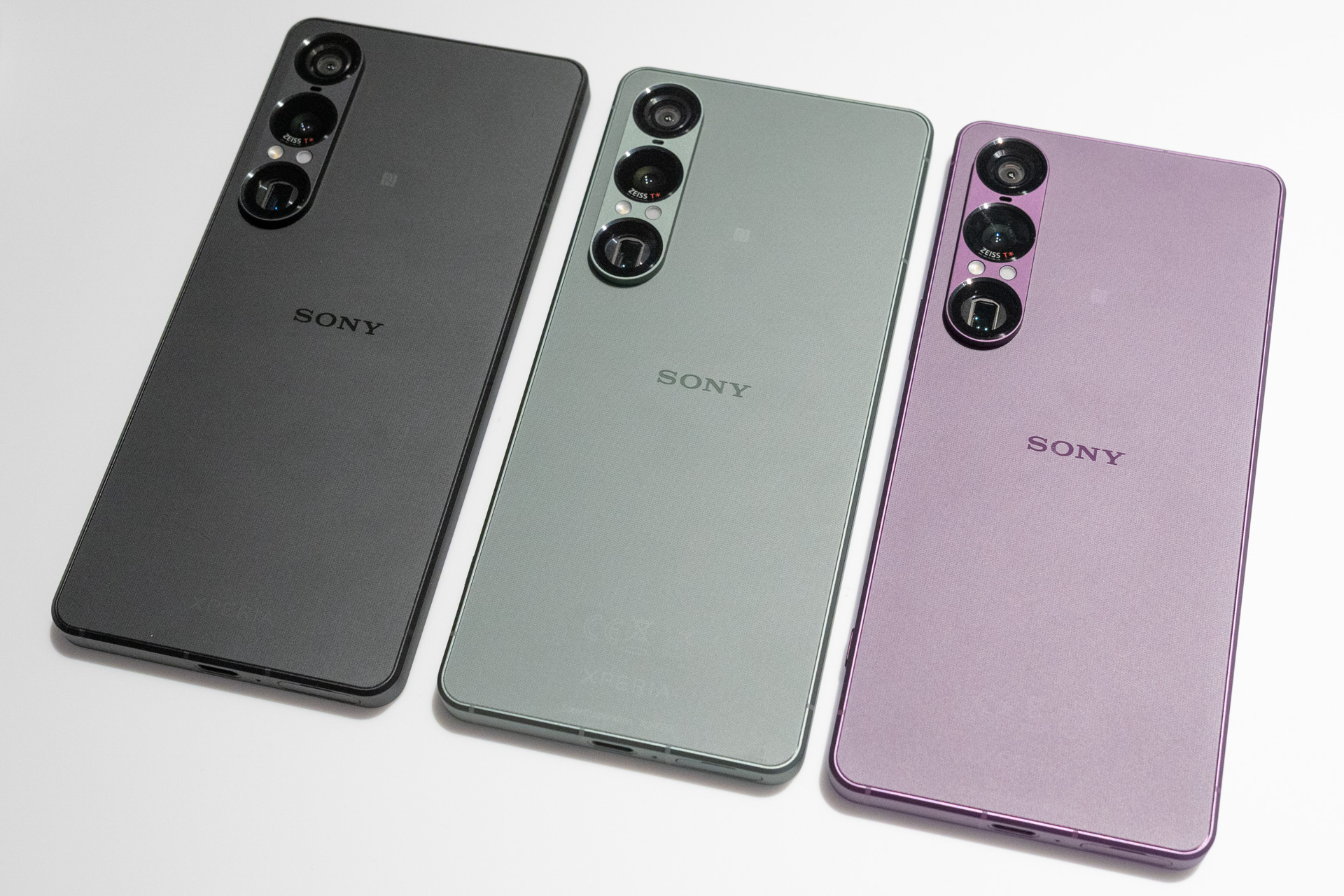 左からスレートブラック、モスグリーン、オーキッドパープル