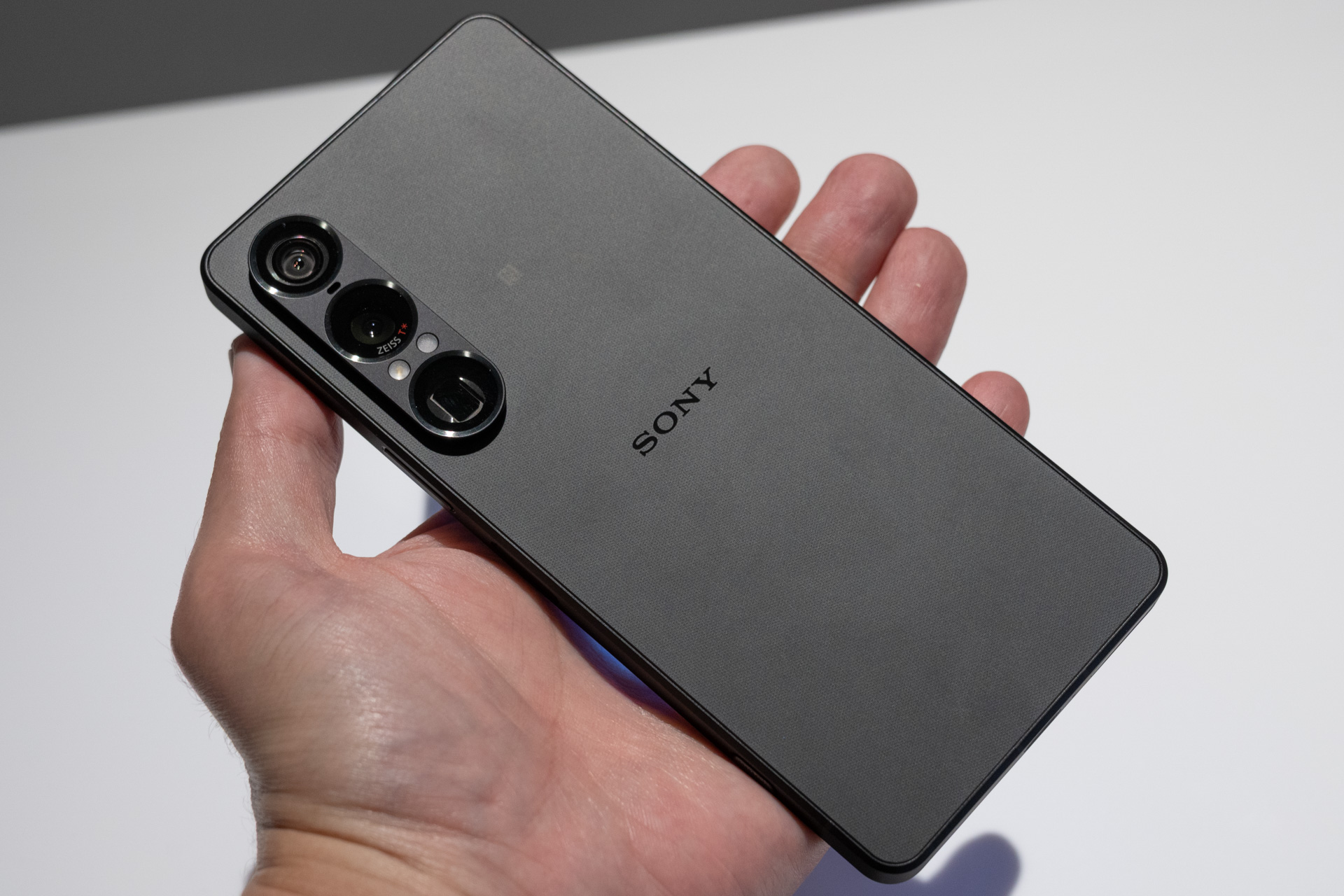 メインカラーはスレートブラック