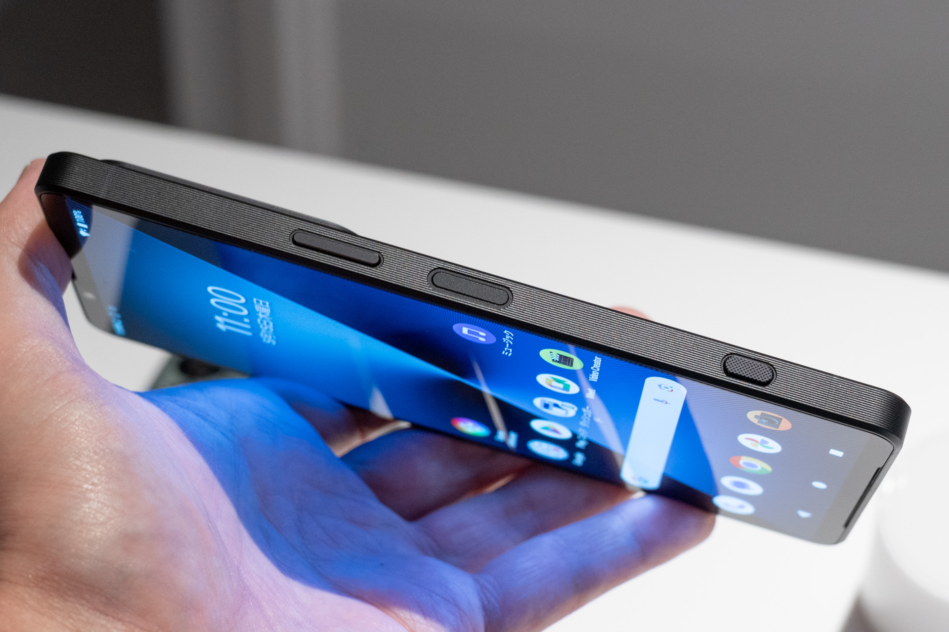 右側面の左側にはシャッターボタンがある