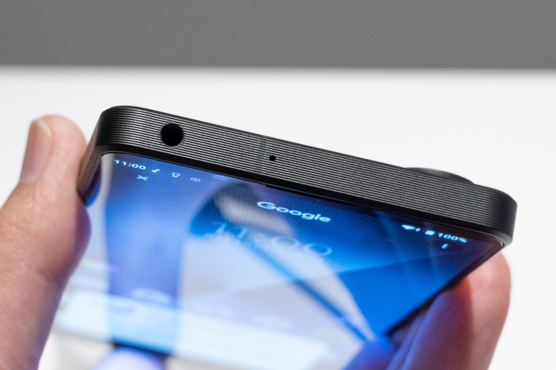 上面には3.5mmオーディオジャックを装備