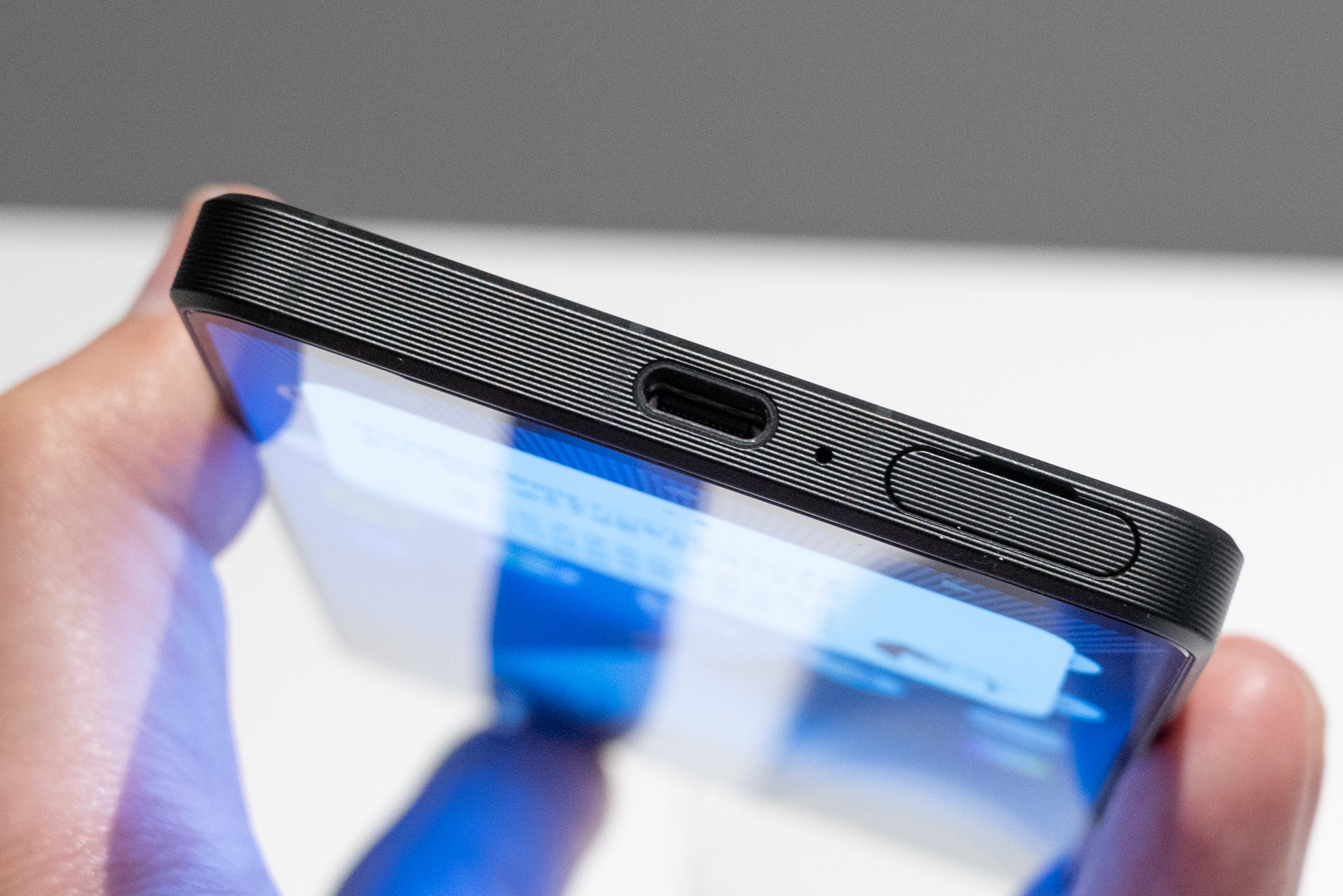 底面にはUSB Type-C端子とmicroSDカード/SIMのスロットがある