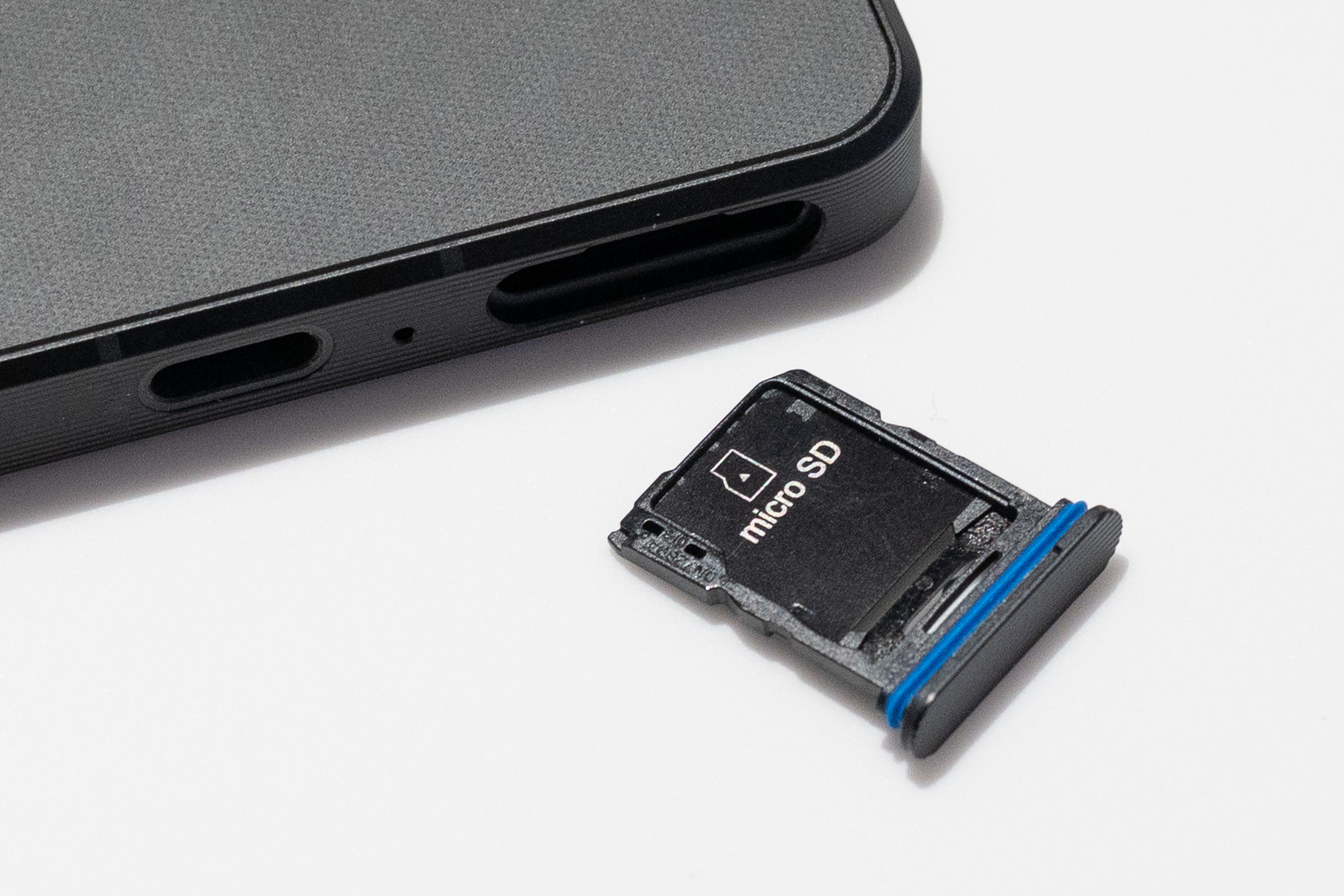 microSDカードのトレイ裏側にSIMを入れる