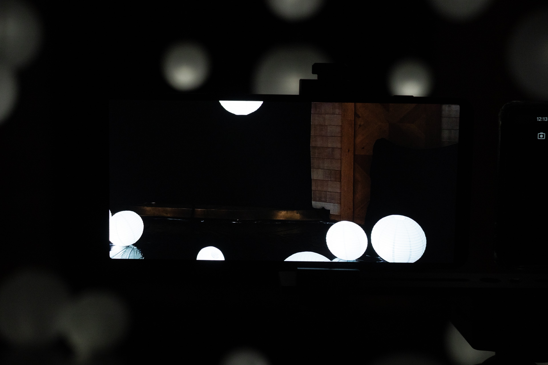 撮影体験の様子。肉眼ではランタン以外ほとんど見えない状態