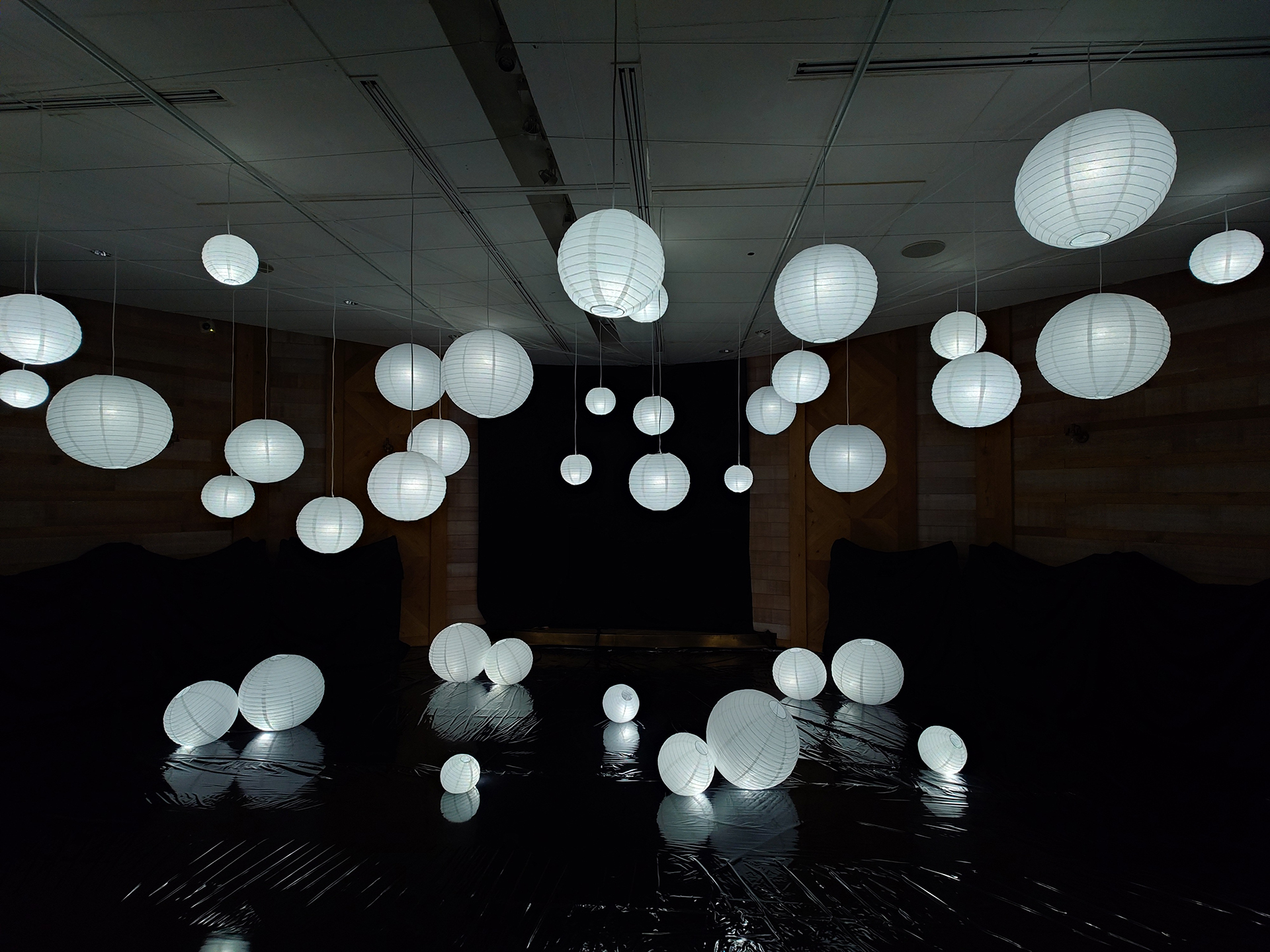 撮影サンプル。暗いシーンの雰囲気を壊さず自然に写せた