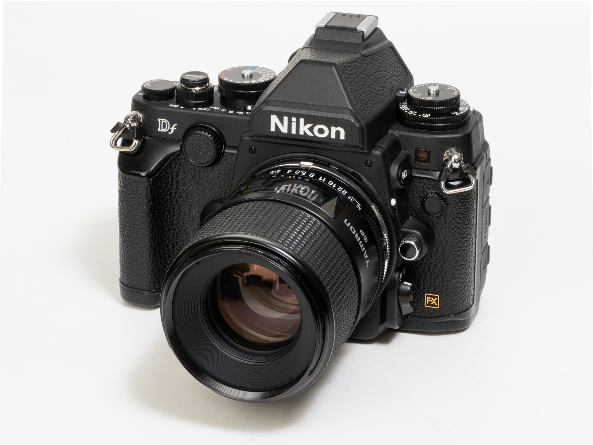 ニコンDfに装着したタムロン90mm F2.5マクロ [Model52BB]です。アダプトール2マウントを使用しています。今でも通用するモダンなデザインですね。鏡筒も細身できれいです。残念なのはフォーカスリングの回転方向が純正のニッコールとは逆方向になってしまうことです。