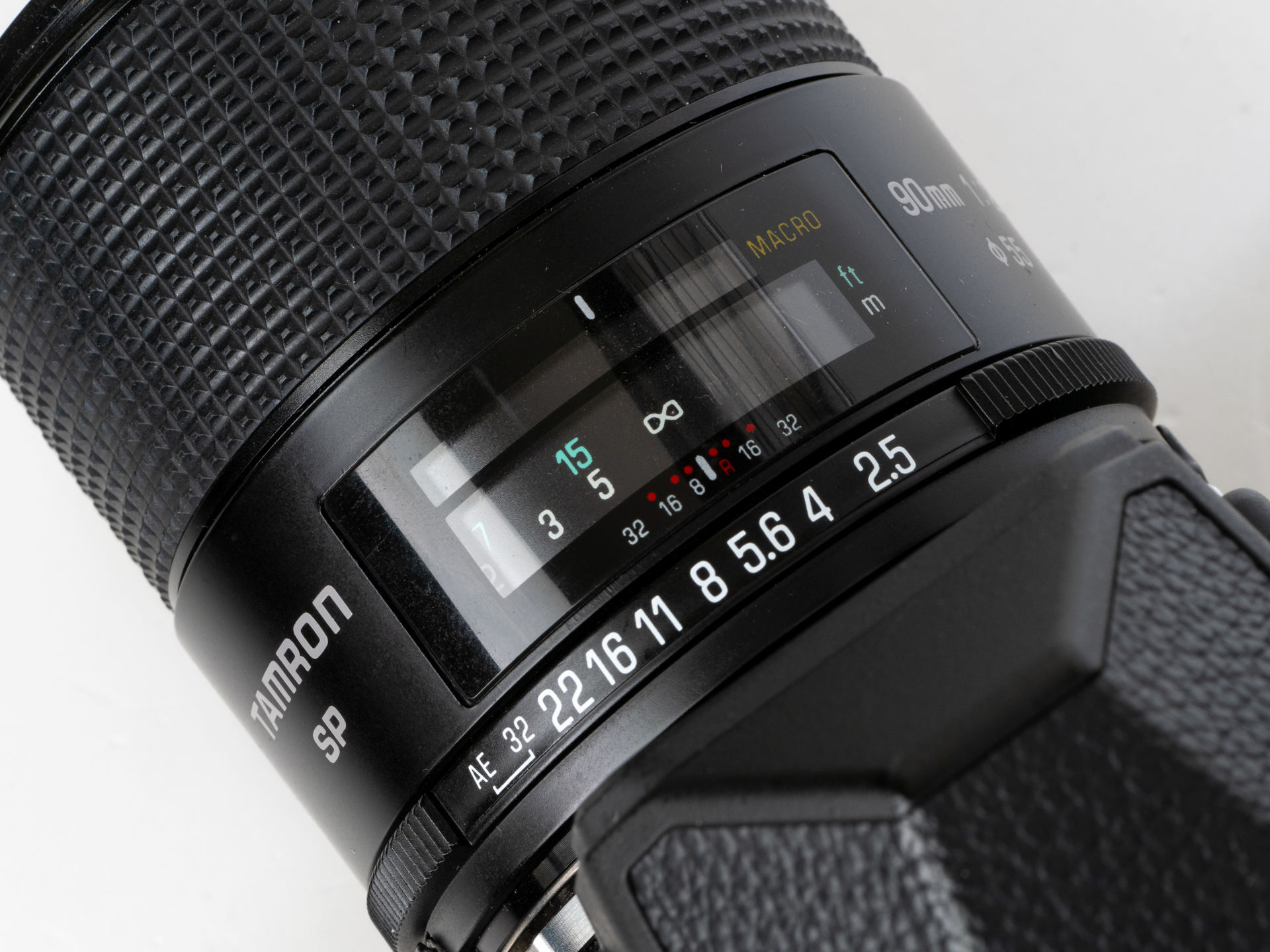 フォーカスリング周りをみるとキヤノンNew FDレンズに似た感じになります。窓式の距離目盛り表示はAFレンズのデザインみたいですよね。最小絞りFナンバーはF32ですが、ニコンFAのようなメカ連動機種でプログラムAEやSモードを使う場合にセットします。