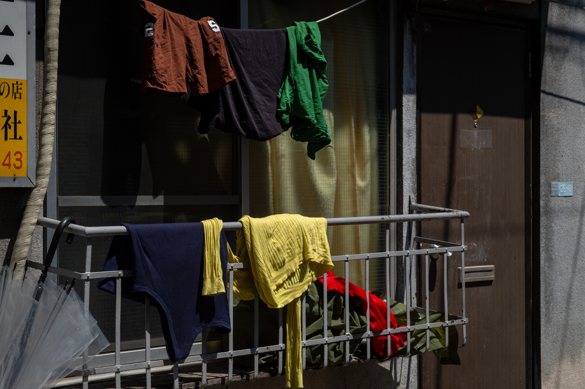 昼下がり。コントラストが極端に高い条件でしたが、シャドー再現も良く非常に優秀な再現性です。歪曲収差も目立ちません。<br><span class="fnt-85">ニコン Df／タムロン 90mm F2.5マクロ [Model52BB]／90mm／絞り優先AE（1/200秒、F11、−0.7EV）／ISO 100</span>