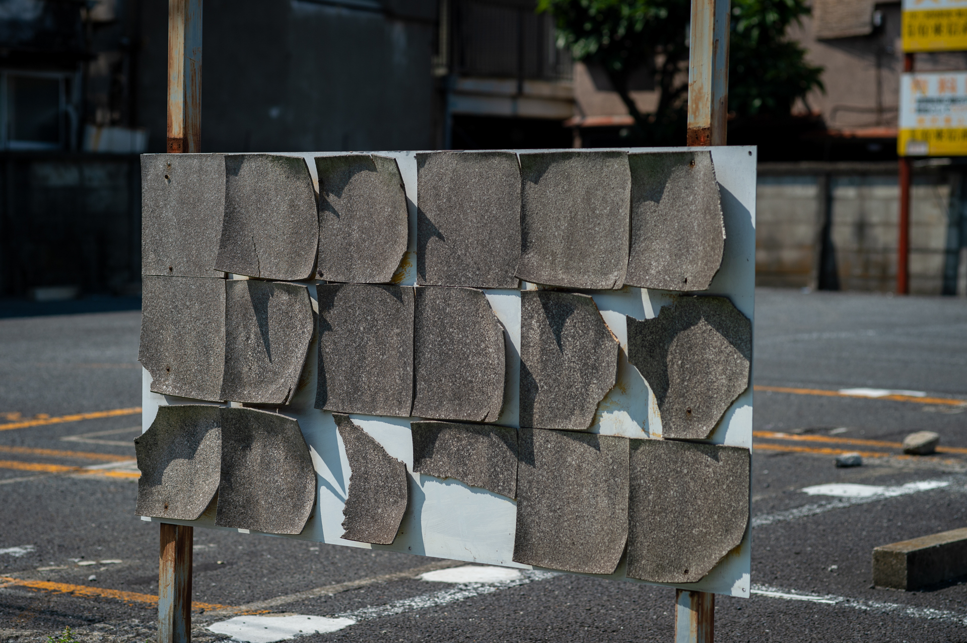 なんだか意味をなさない看板です。それでも中望遠ならば浮き立たせることができるわけです。<br><span class="fnt-85">ニコン Df／タムロン 90mm F2.5マクロ [Model52BB]／90mm／絞り優先AE（1/1,600秒、F4.0、−0.7EV）／ISO 100</span>