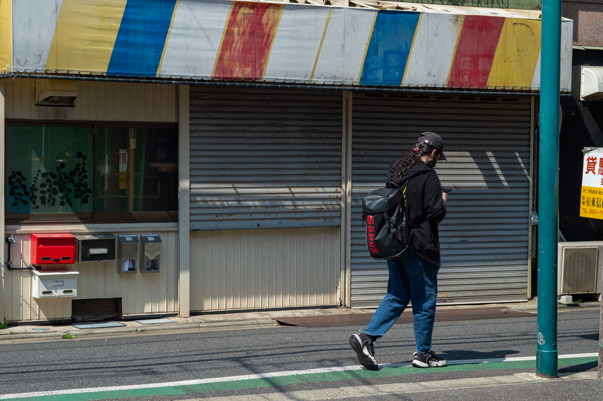 劇場の舞台みたいな切り取り方を目指してみました。通常距離のスナップワークにも使えますね。<br><span class="fnt-85">ニコン Df／タムロン 90mm F2.5マクロ [Model52BB]／90mm／絞り優先AE（1/1,000秒、F8.0、−0.7EV）／ISO 400</span>