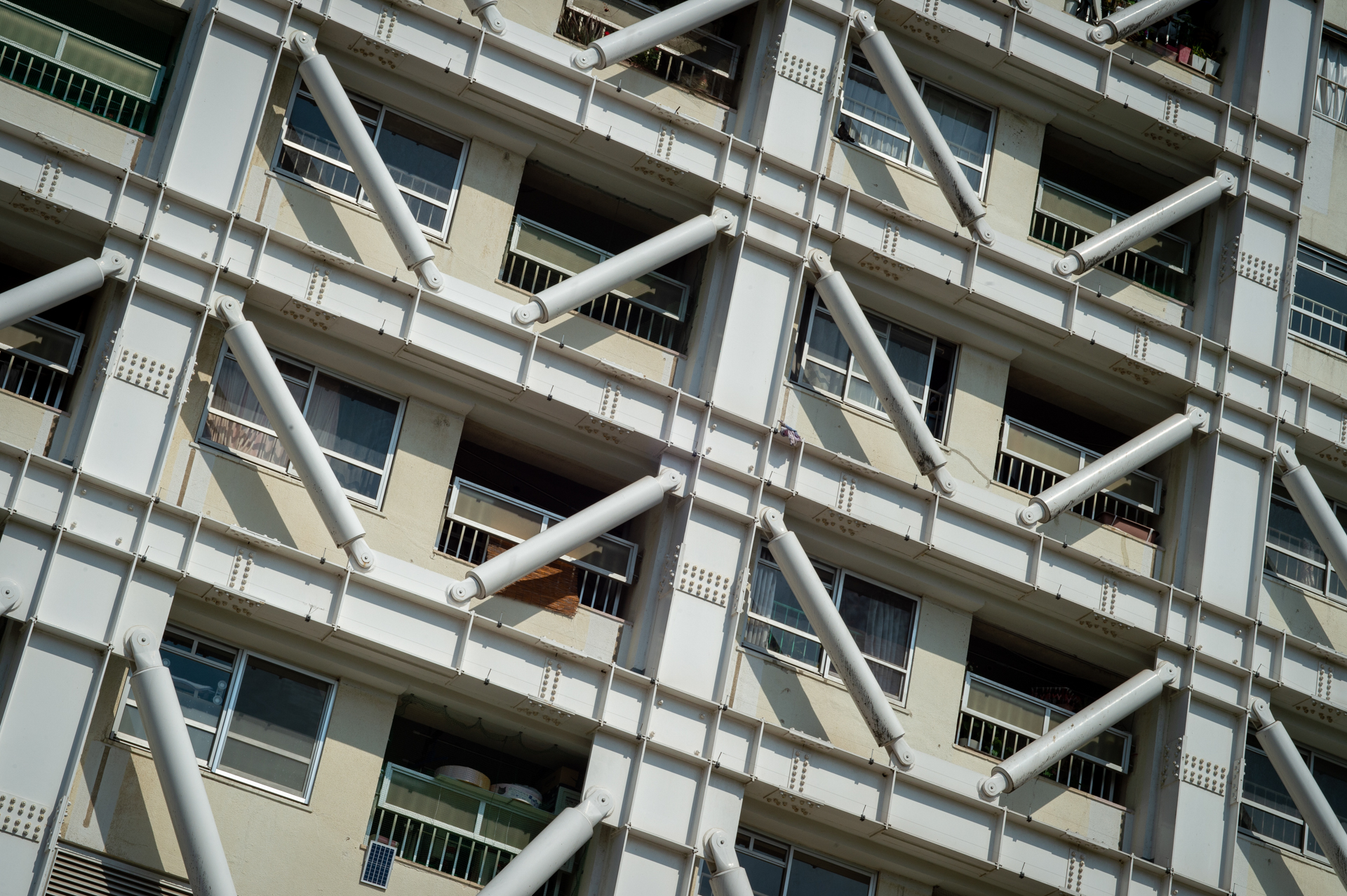 耐震工事を終えたマンション。美観よりも命ですよねえ。パターン化された装置のデザインが興味深いです。インフにして絞り込んでみました。<br><span class="fnt-85">ニコン Df／タムロン 90mm F2.5マクロ [Model52BB]／90mm／絞り優先AE（1/320秒、F16、±0.0EV）／ISO 200</span>