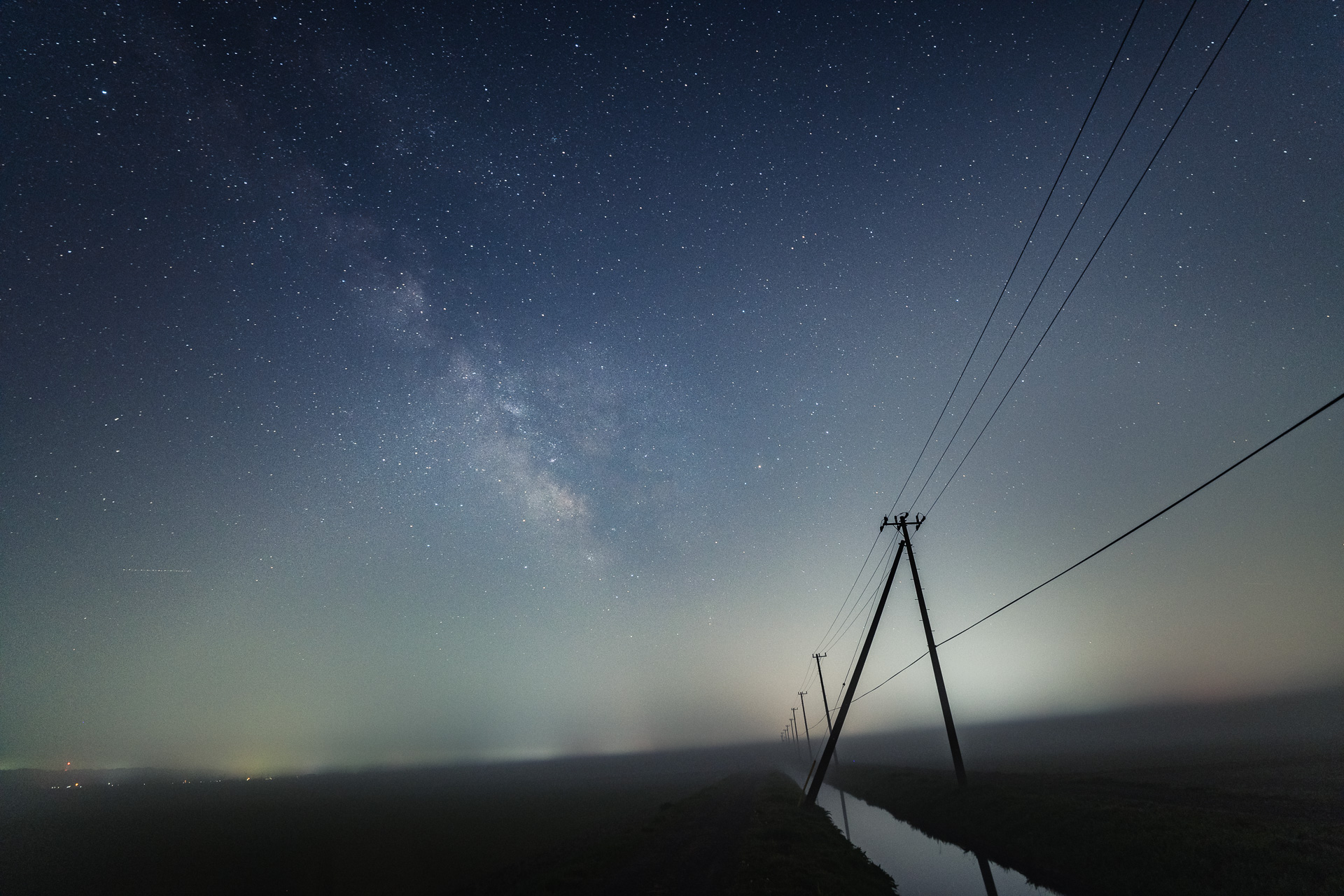 今回の1枚は夜明け前、夜霧と天の川。九十九里って実は米どころ。上総一ノ宮から旭市くらいにかけて水田が広がってるんですよ。春から初夏は特に夜霧、朝霧が出てきます。そして、この季節は星景写真的には天の川撮影好機なんですな。霧で前が見えないくらいの時にこんな写真が撮れます。肉眼で見るより写真にはずっとよく映るんですが、幻想的な時間は格別です。近日中に九十九里に出かける予定があったら、深夜に南東から南の空をみあげてください。23時頃には天の川が見やすい位置に上がってきています