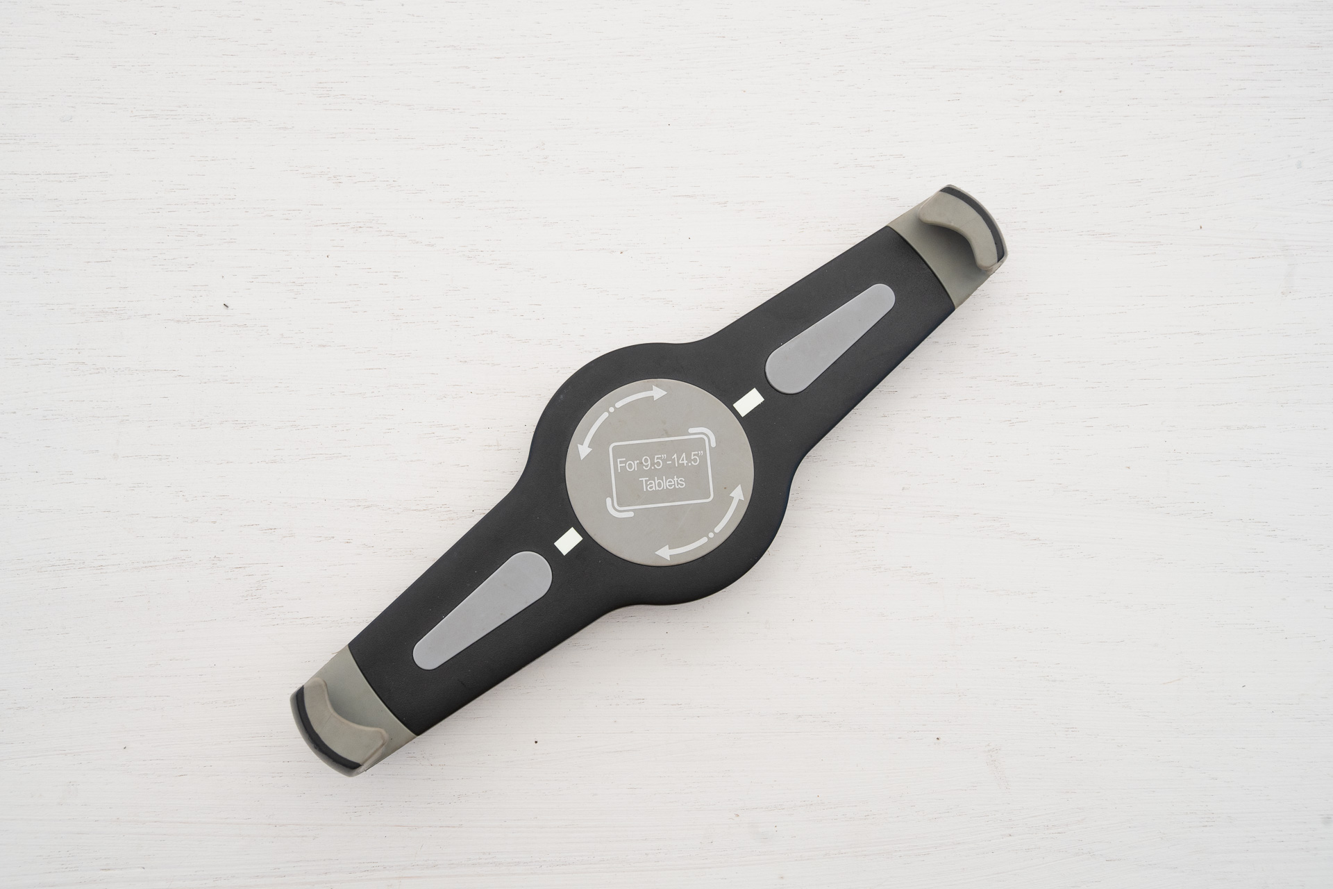 ホルダー部分はこれ、EXSHOW タブレットホルダー。対角線でホールドすることが特徴。白いテープは蓄光テープ。夜に使いやすいよう自分で貼ったもの