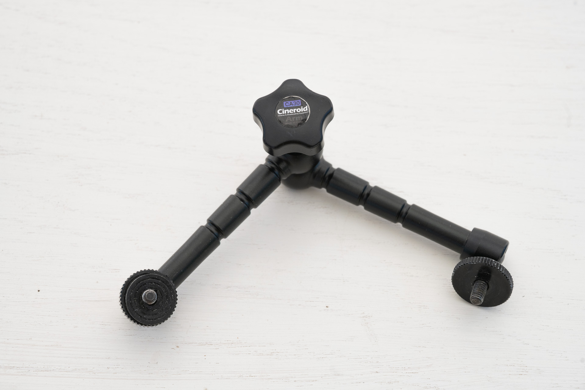 Cineroidは韓国の動画関連アクセサリーのメーカーです。RetinaビューファインダーCineroid EVF4RVWなどがよく知られています。僕も買いました