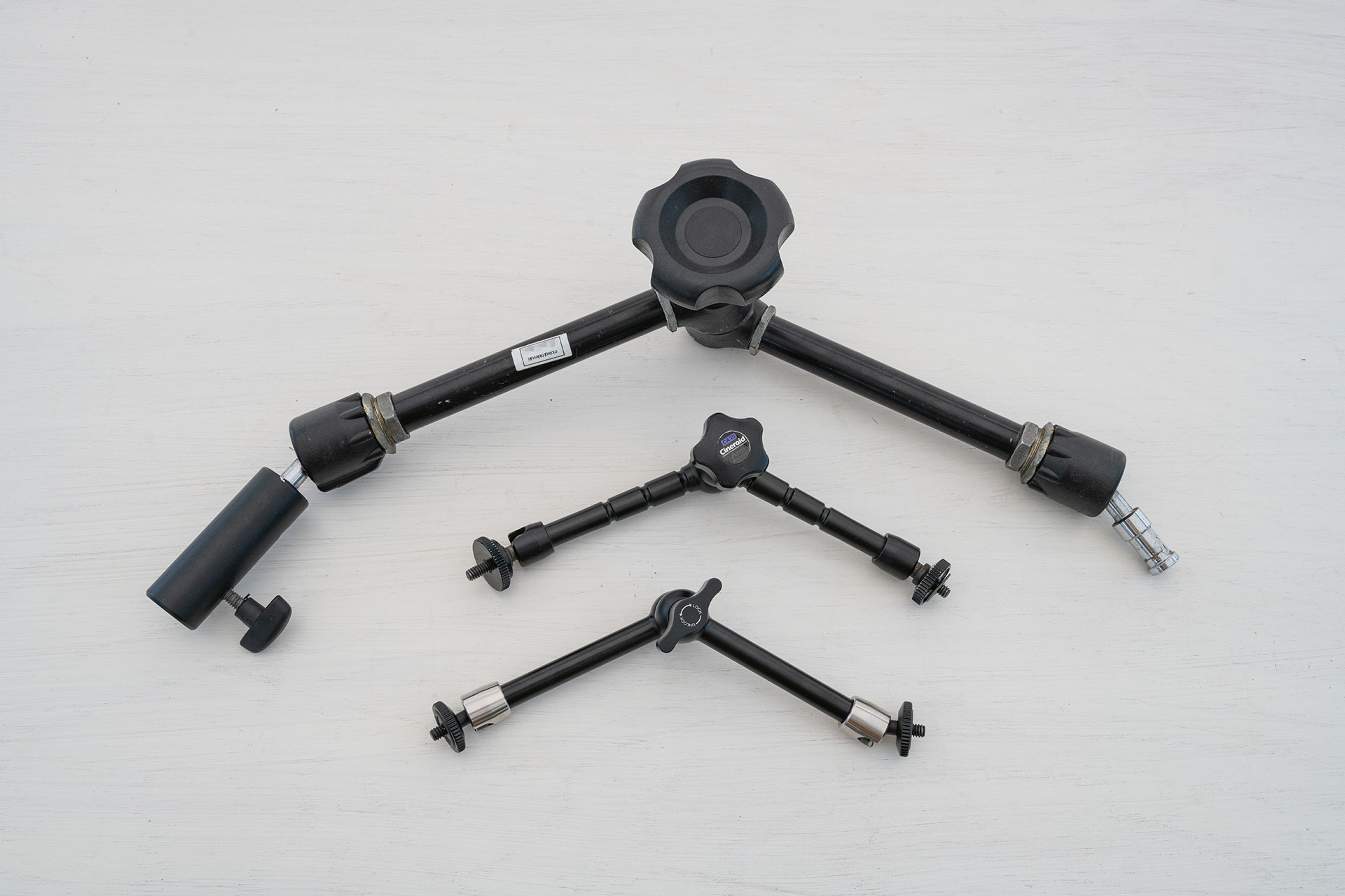 上に置いたものがマンフロット マジックアーム。大きくて頑丈ってことがわかってもらえるかな。ちなみに20代のころに買ったもの。う〜ん40年近く使用済み笑