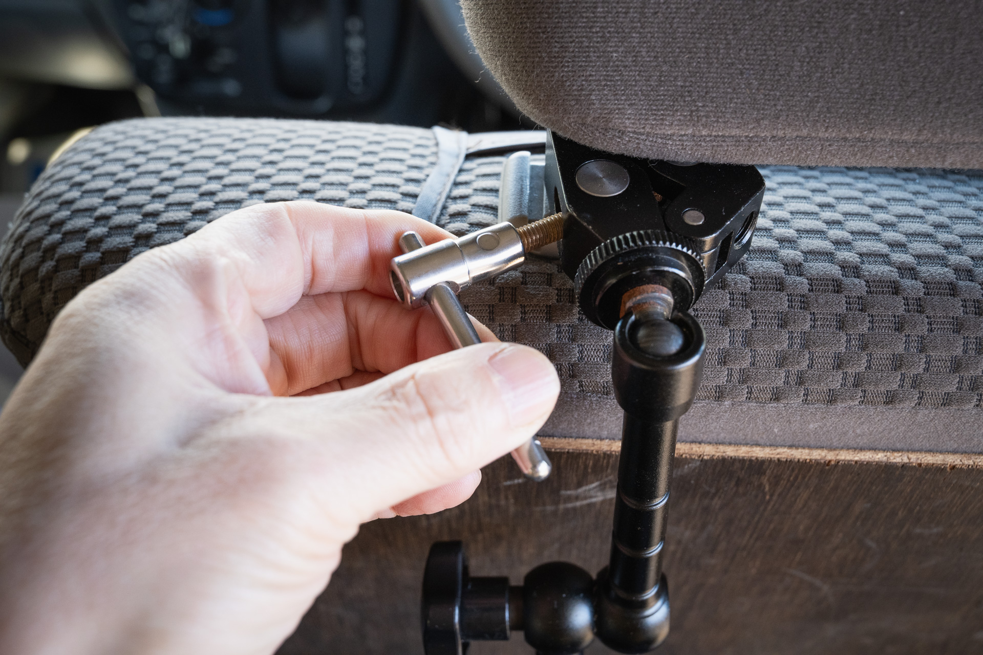 すこしヘッドレストを上に動かして、隙間にクランプを固定