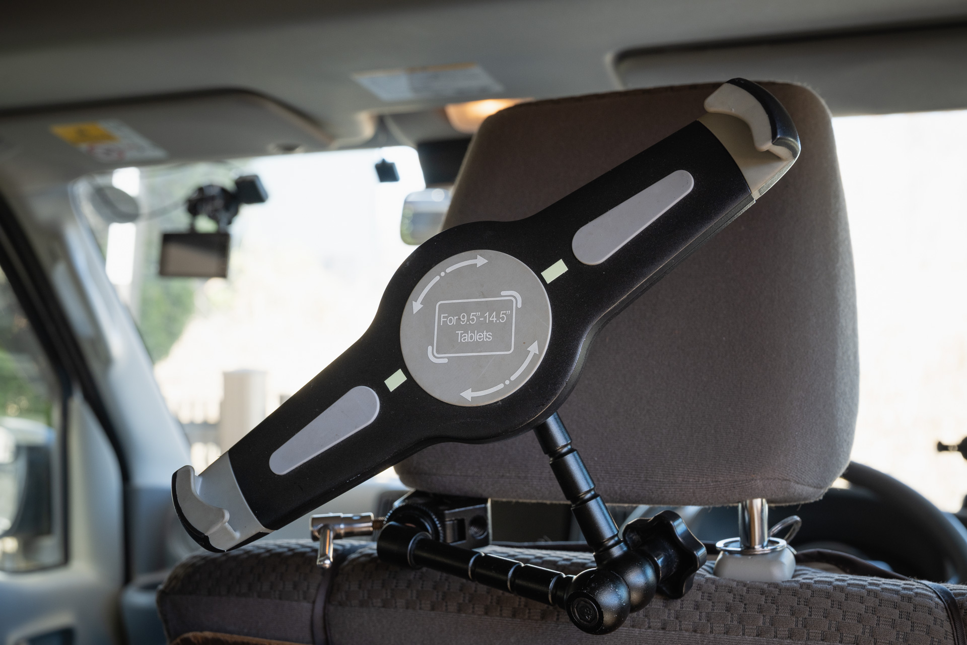 あとは適度な位置にホルダーを保持したら、中央のクランプを締めるだけ